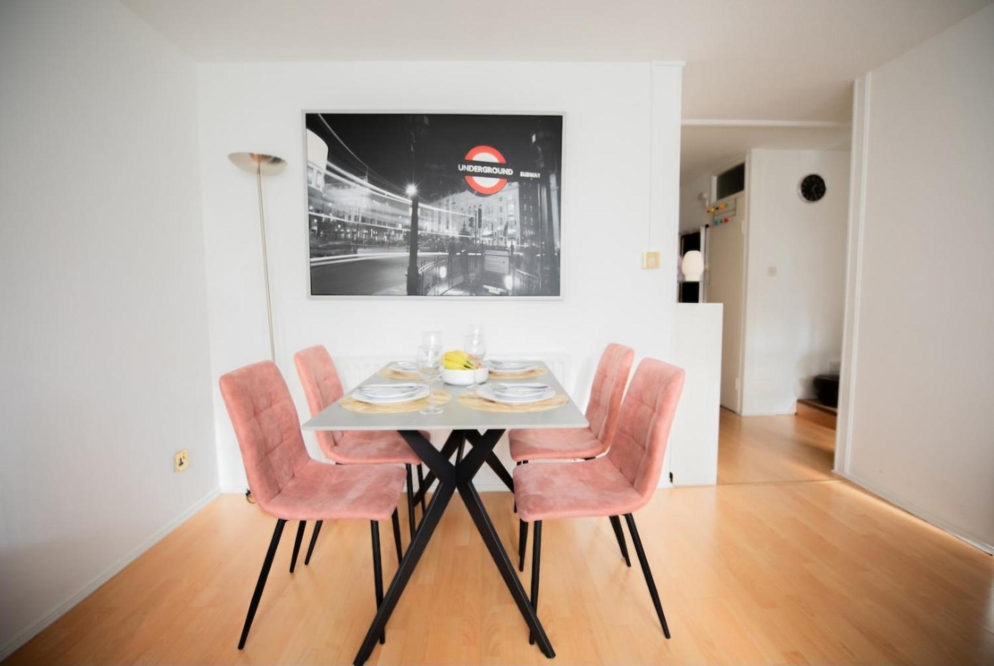 Bright And Spacious One Bedroom Apartment, Free Parking *