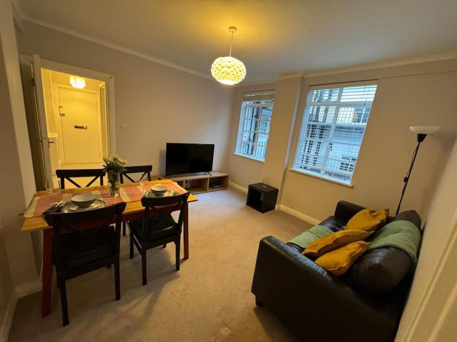Hyde Park Great 1 Bedroom Flat