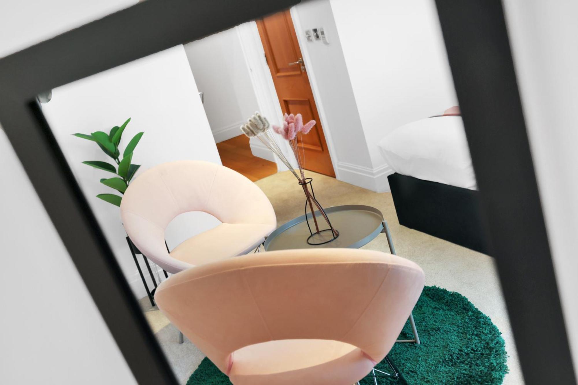 Sleeps 8, Parking, River Views, Chelsea 3 Bdr Apartment *