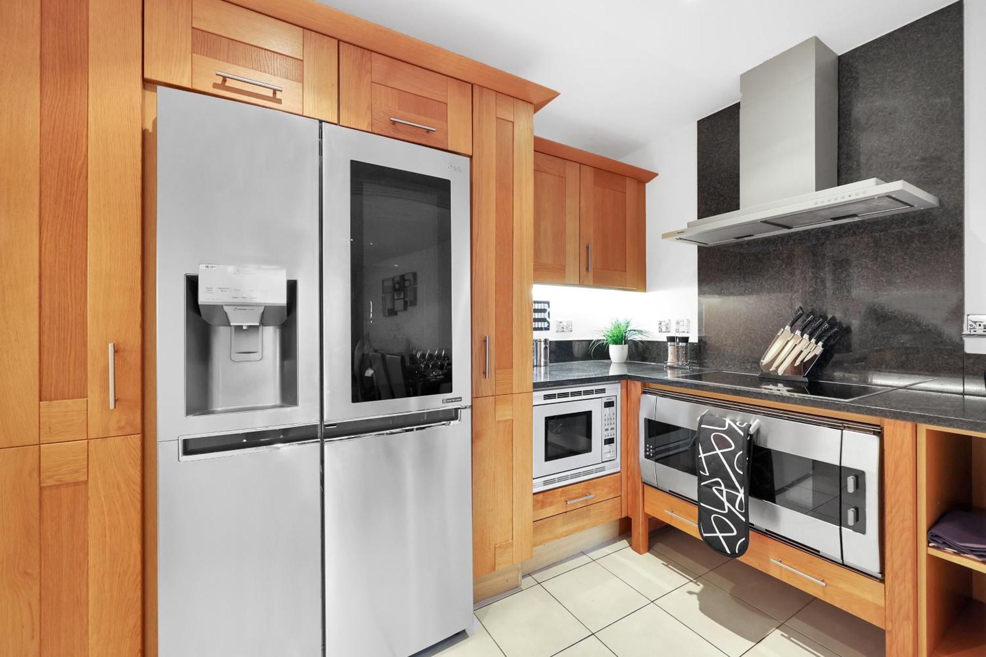 Sleeps 8, Parking, River Views, Chelsea 3 Bdr Apartment London