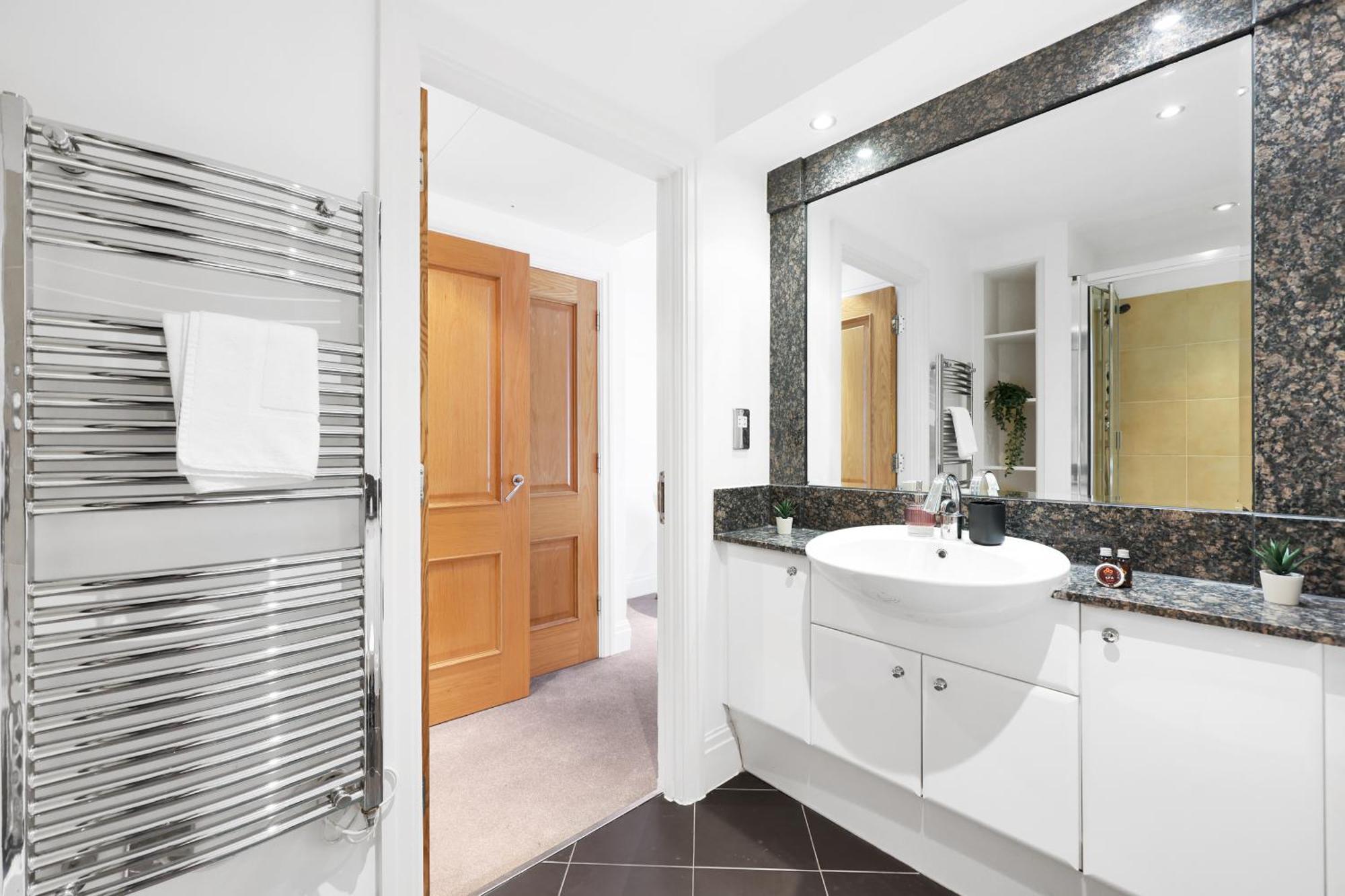 Sleeps 8, Parking, River Views, Chelsea 3 Bdr *