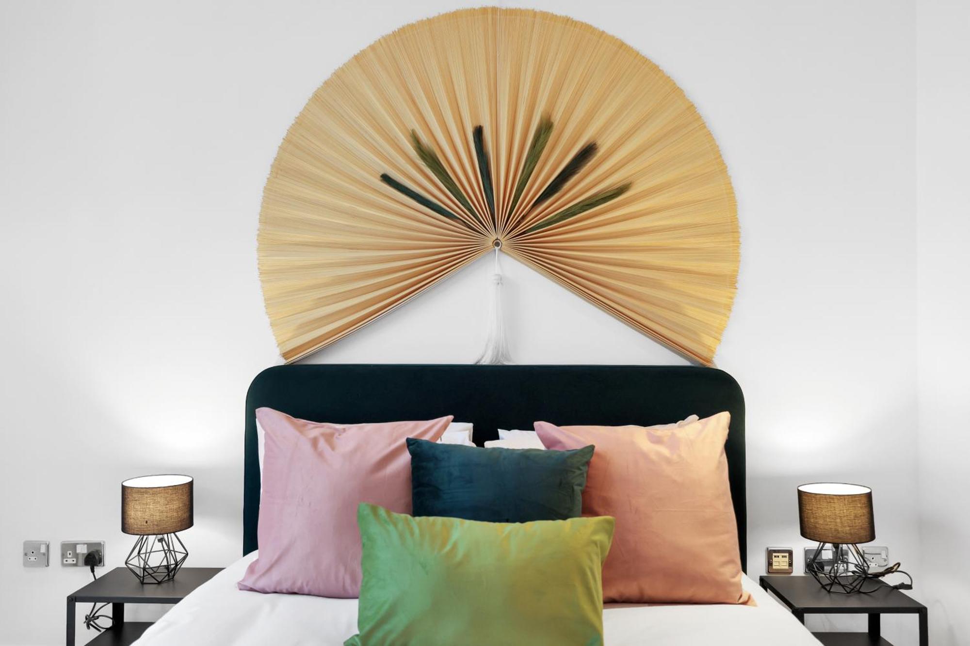 Apartment Sleeps 8, Parking, River Views, Chelsea 3 Bdr *