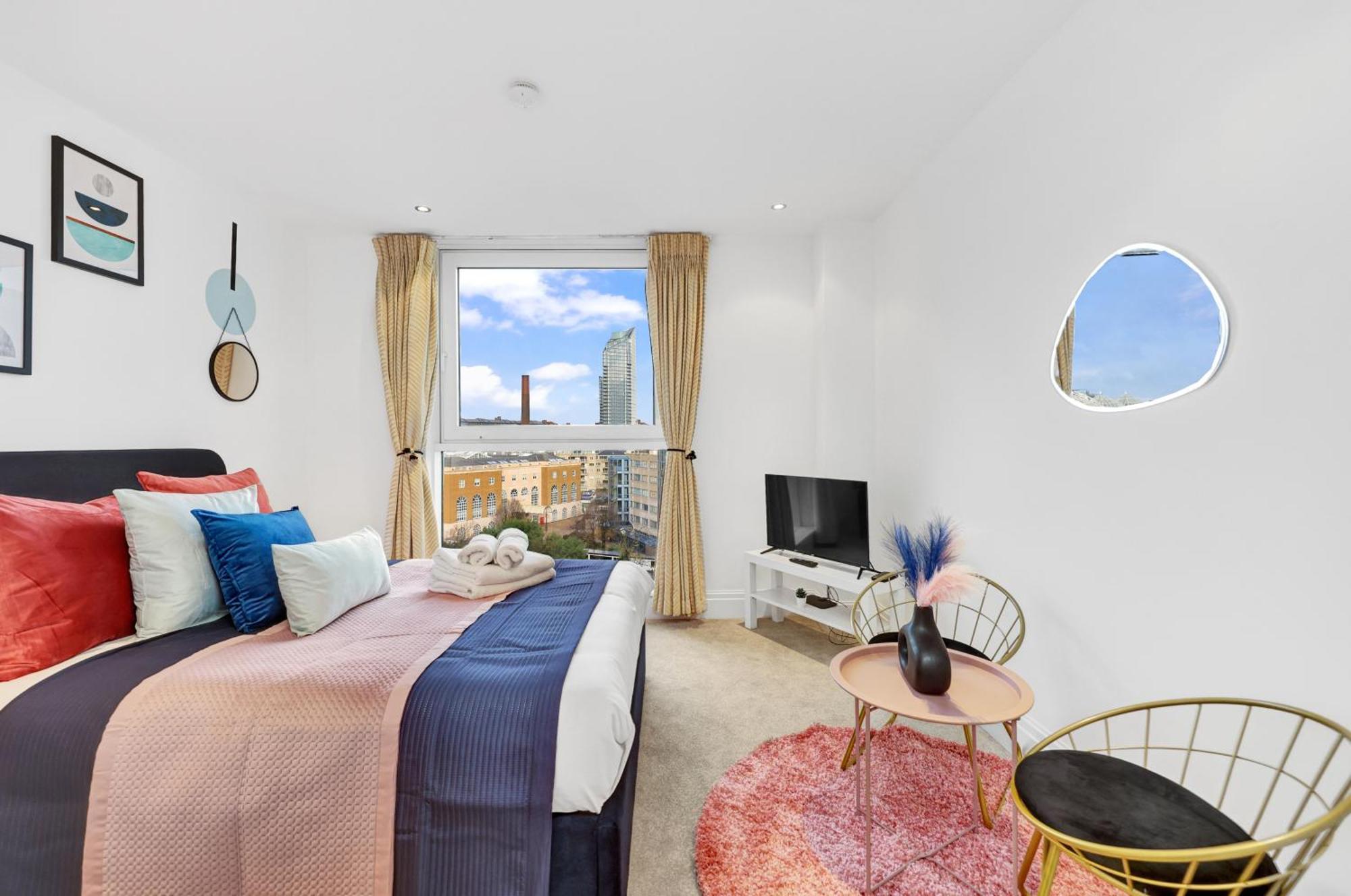 Sleeps 8, Parking, River Views, Chelsea 3 Bdr Apartment London