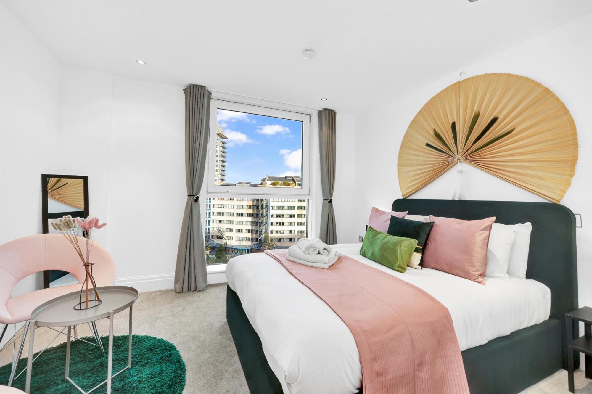 Apartment Sleeps 8, Parking, River Views, Chelsea 3 Bdr London