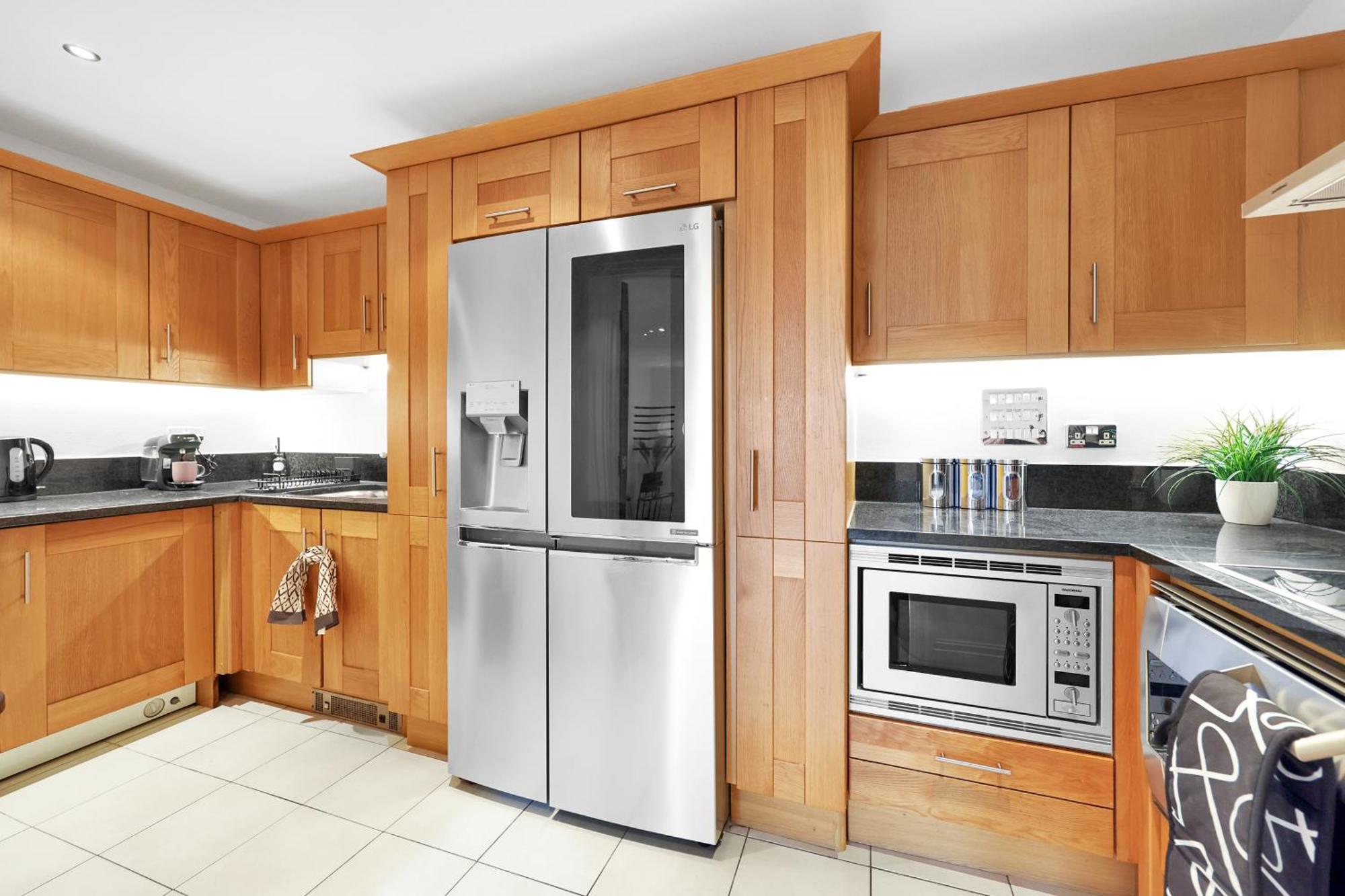 Apartment Sleeps 8, Parking, River Views, Chelsea 3 Bdr