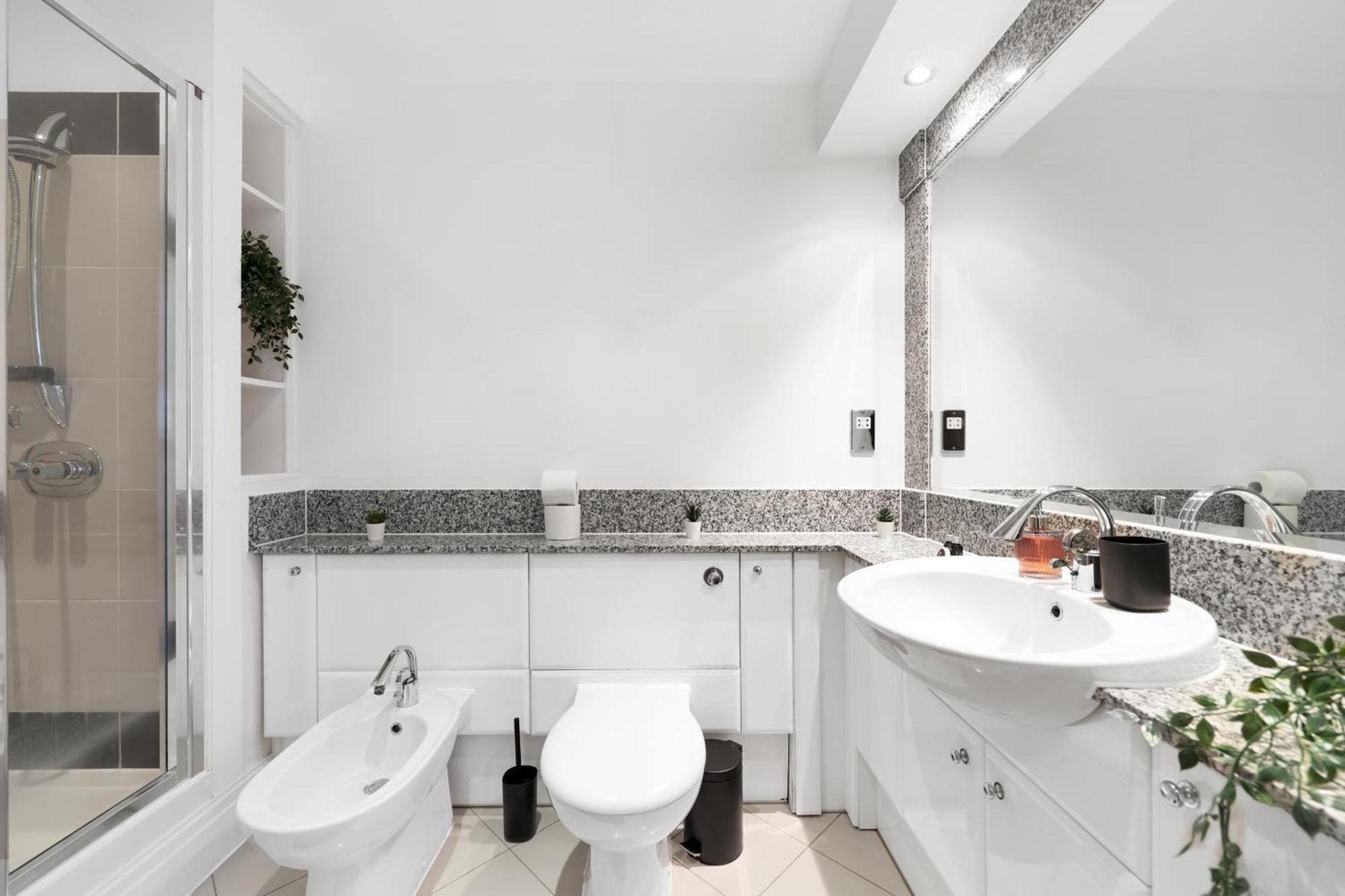 Apartment Sleeps 8, Parking, River Views, Chelsea 3 Bdr