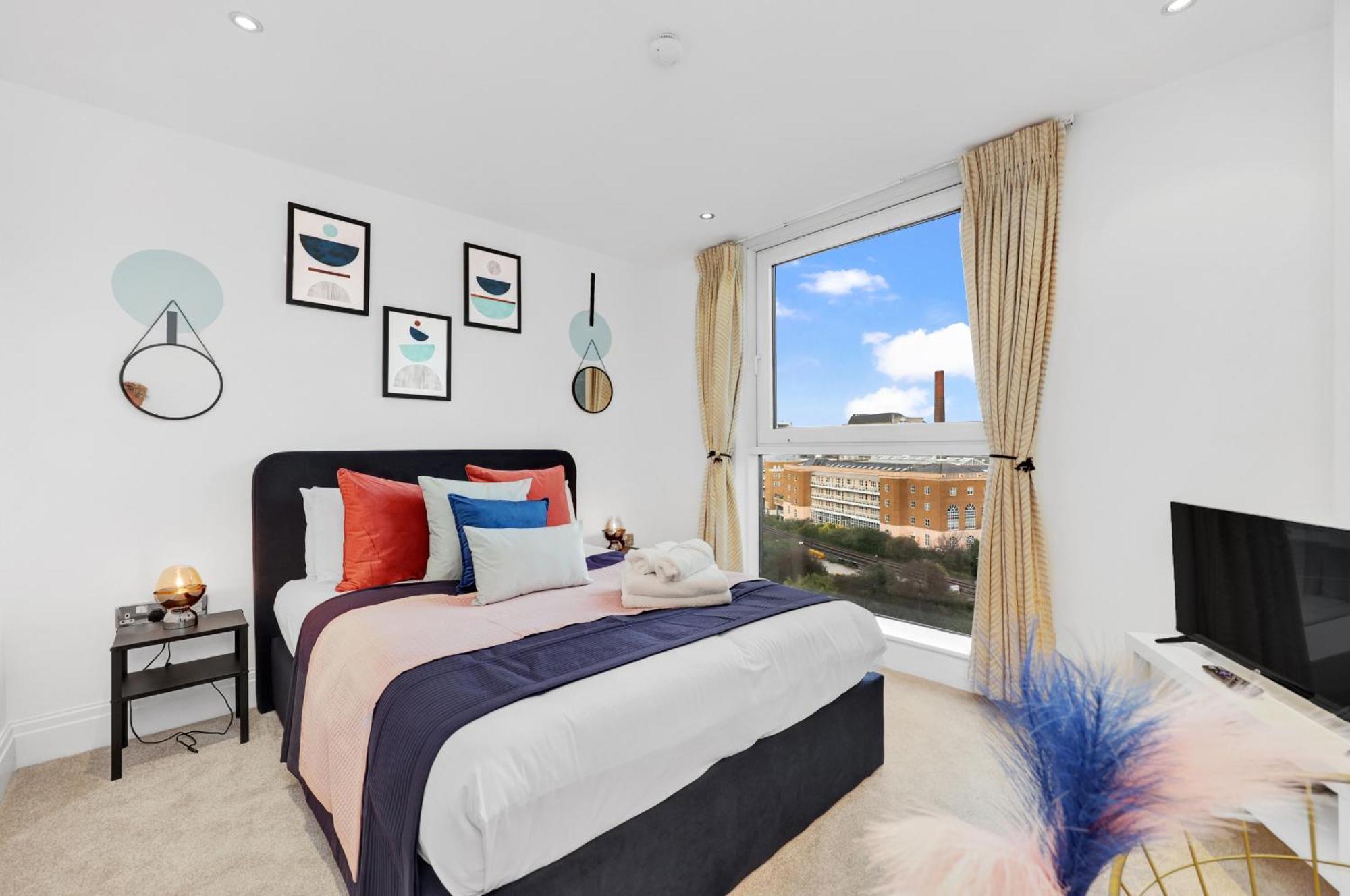 Apartment Sleeps 8, Parking, River Views, Chelsea 3 Bdr *