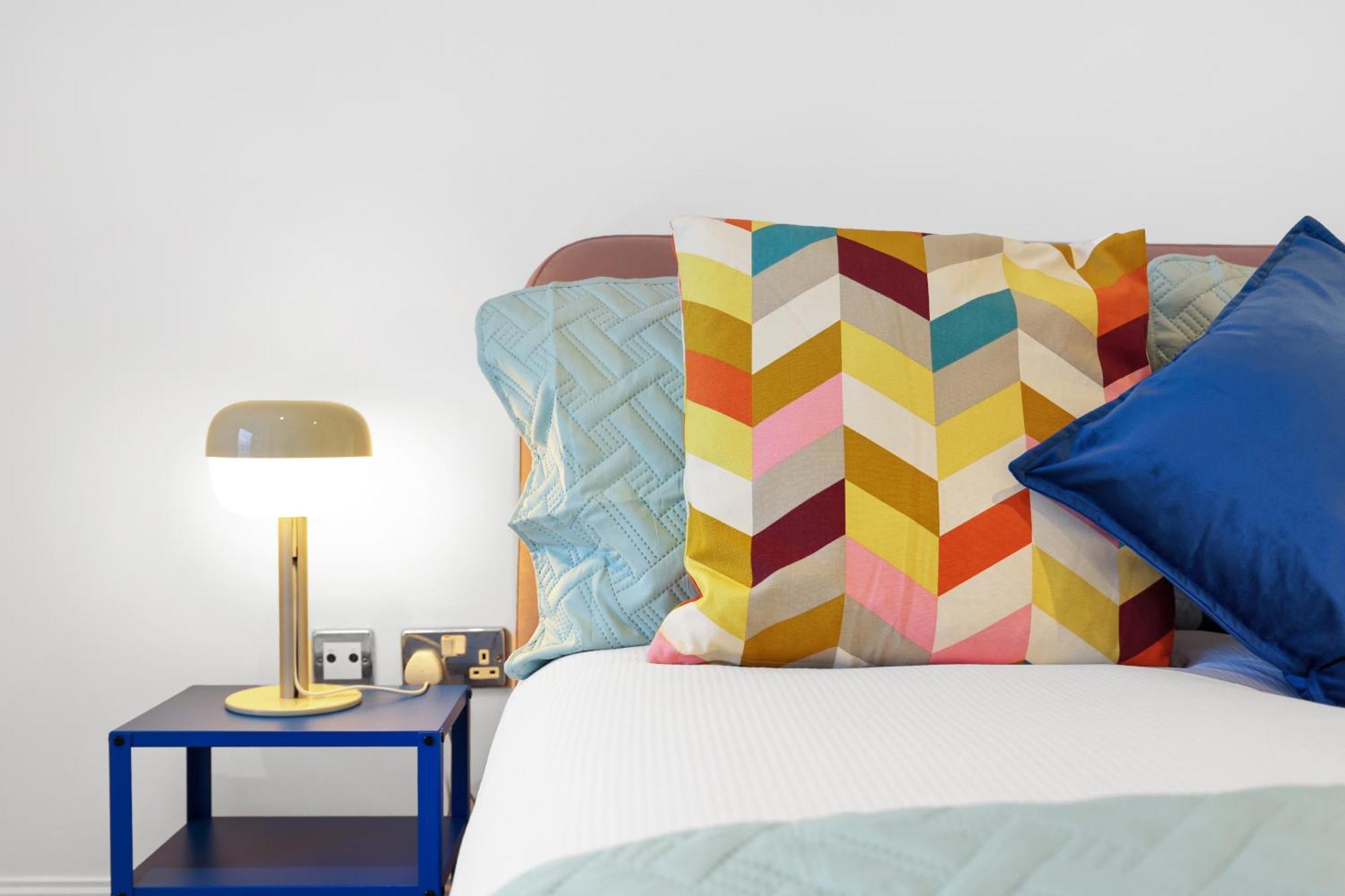 Sleeps 8, Parking, River Views, Chelsea 3 Bdr Apartment London