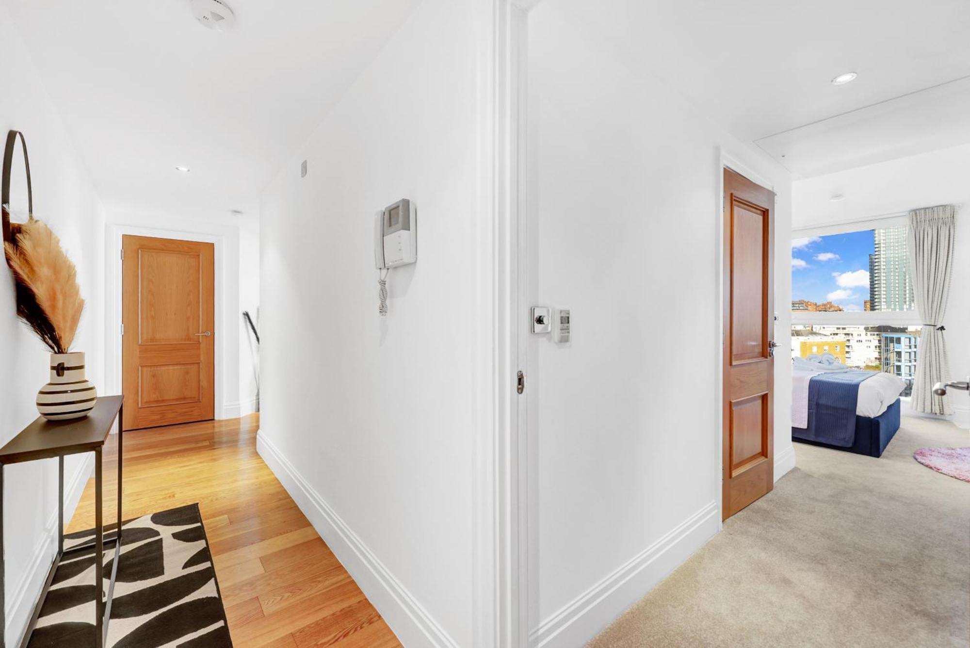 Apartment Sleeps 8, Parking, River Views, Chelsea 3 Bdr London