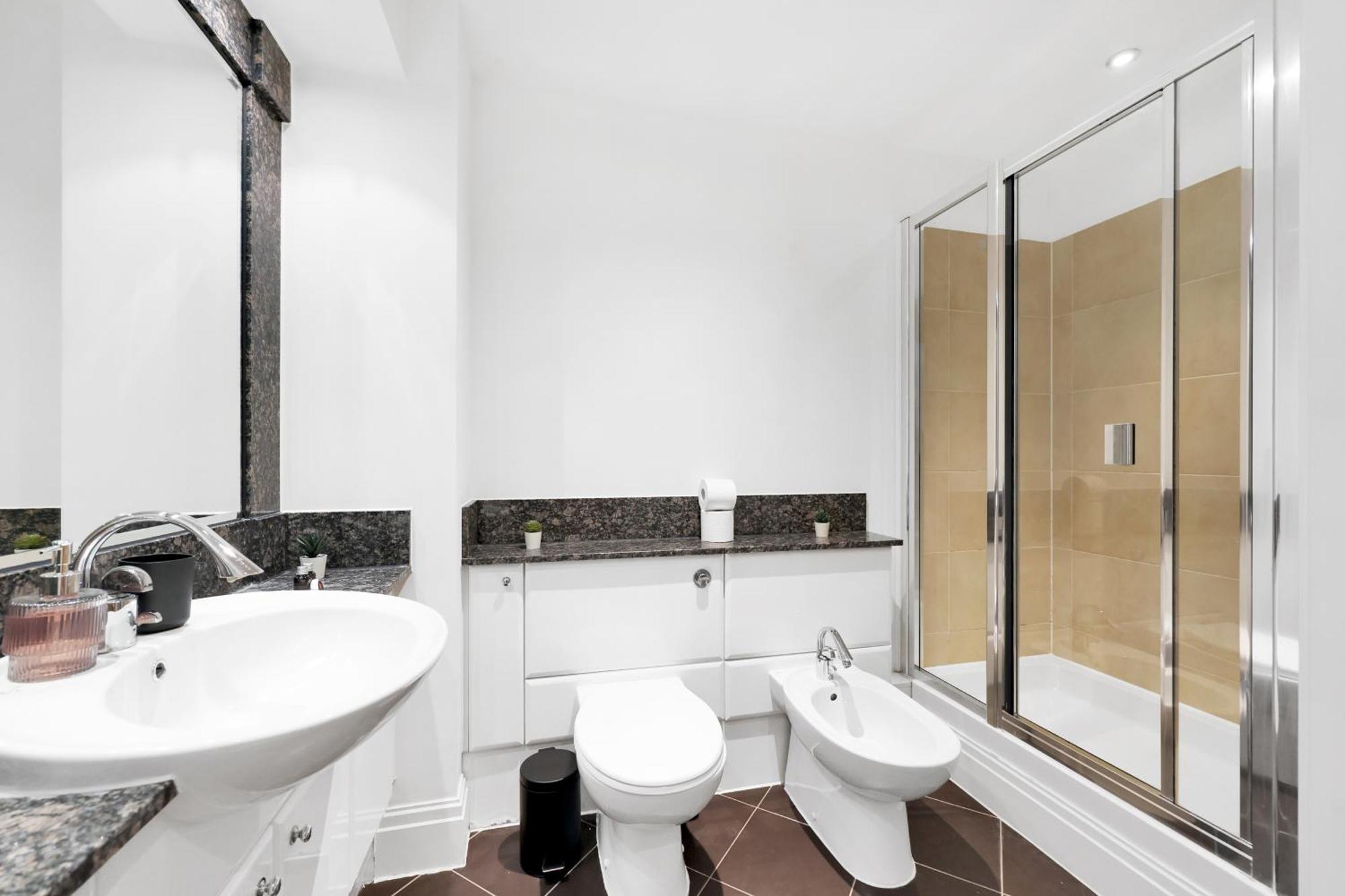 Sleeps 8, Parking, River Views, Chelsea 3 Bdr London