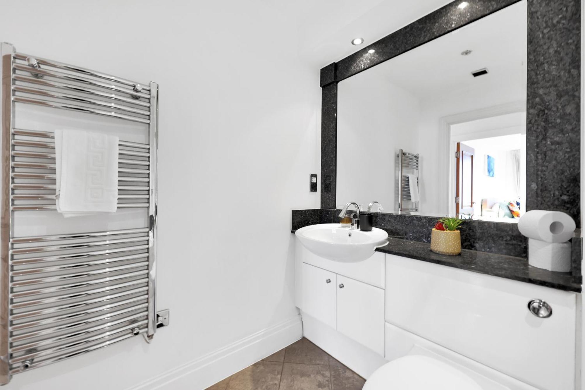 Apartment Sleeps 8, Parking, River Views, Chelsea 3 Bdr