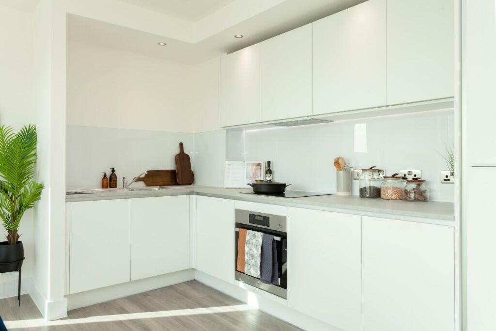 Appartement 1br Gem In Shared Near O2 Arena & Excel With Patio, Private Bath, Free Parking & Garden *