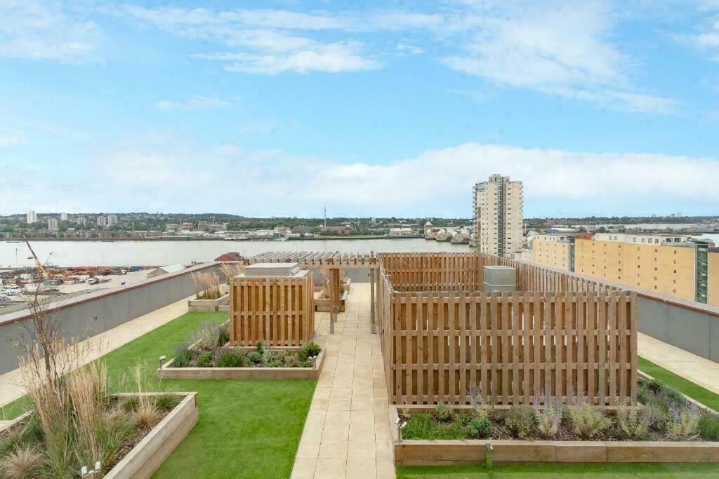 Appartement 1br Gem In Shared Near O2 Arena & Excel With Patio, Private Bath, Free Parking & Garden Londen