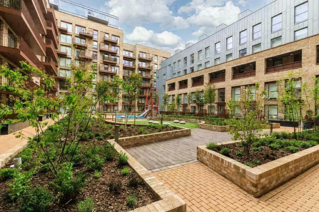 Appartement 1br Gem In Shared Near O2 Arena & Excel With Patio, Private Bath, Free Parking & Garden Londen