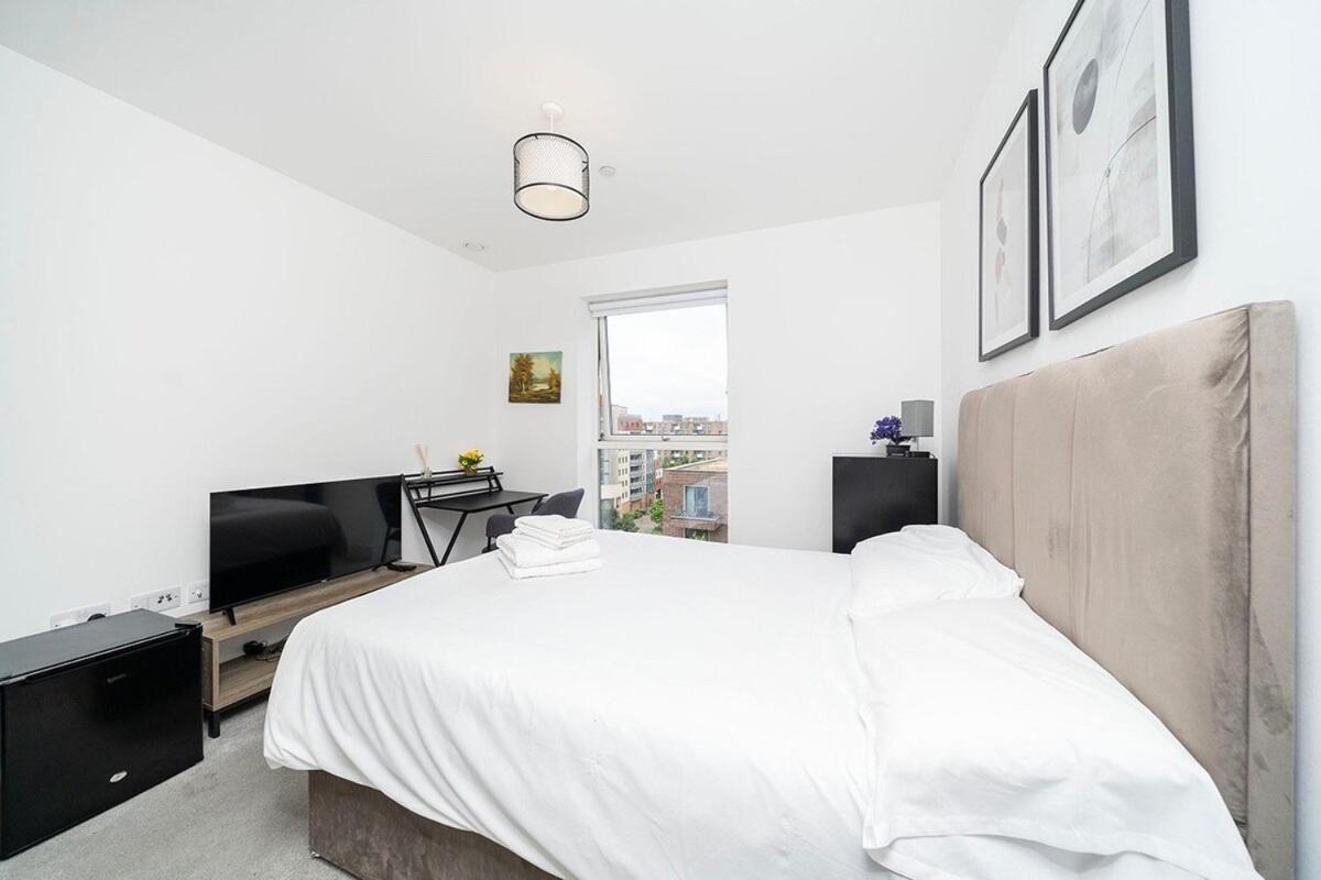 Appartement 1br Gem In Shared Near O2 Arena & Excel With Patio, Private Bath, Free Parking & Garden Londen