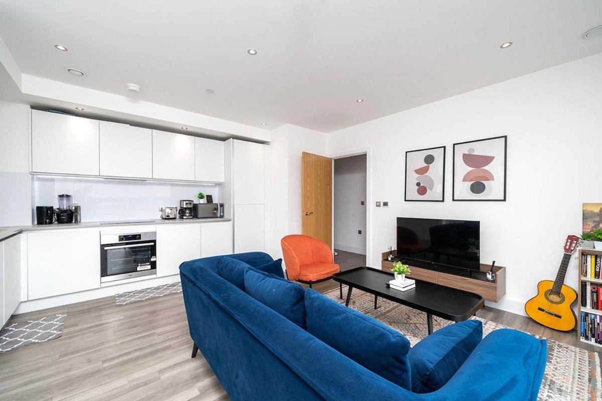 Appartement 1br Gem In Shared Near O2 Arena & Excel With Patio, Private Bath, Free Parking & Garden Londen