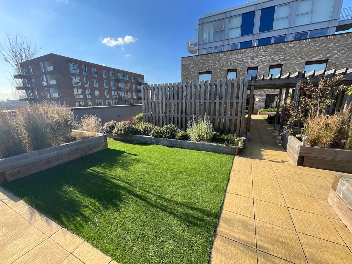 1br Gem In Shared Near O2 Arena & Excel With Patio, Private Bath, Free Parking & Garden Appartement Londen