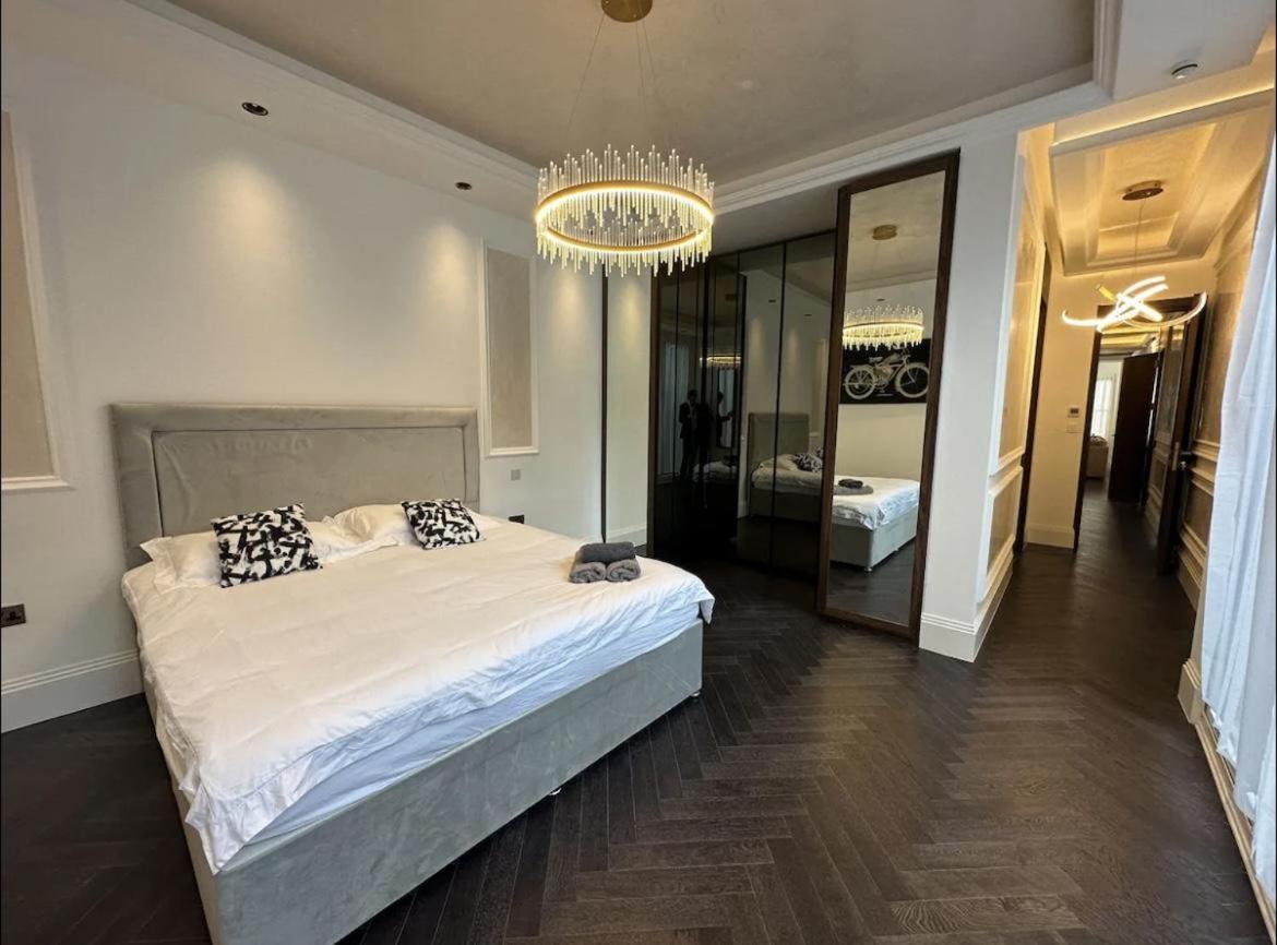 Apartment Caledonian Spacious London