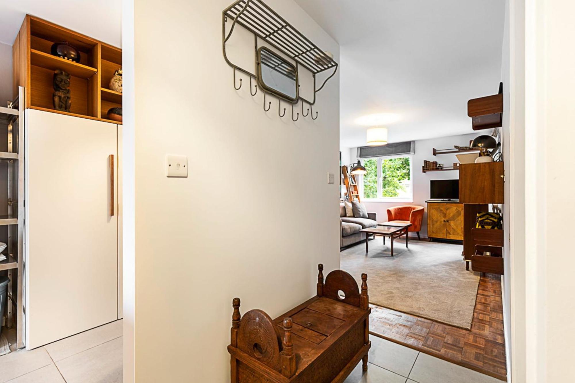 Bright Stepney Nest Apartment