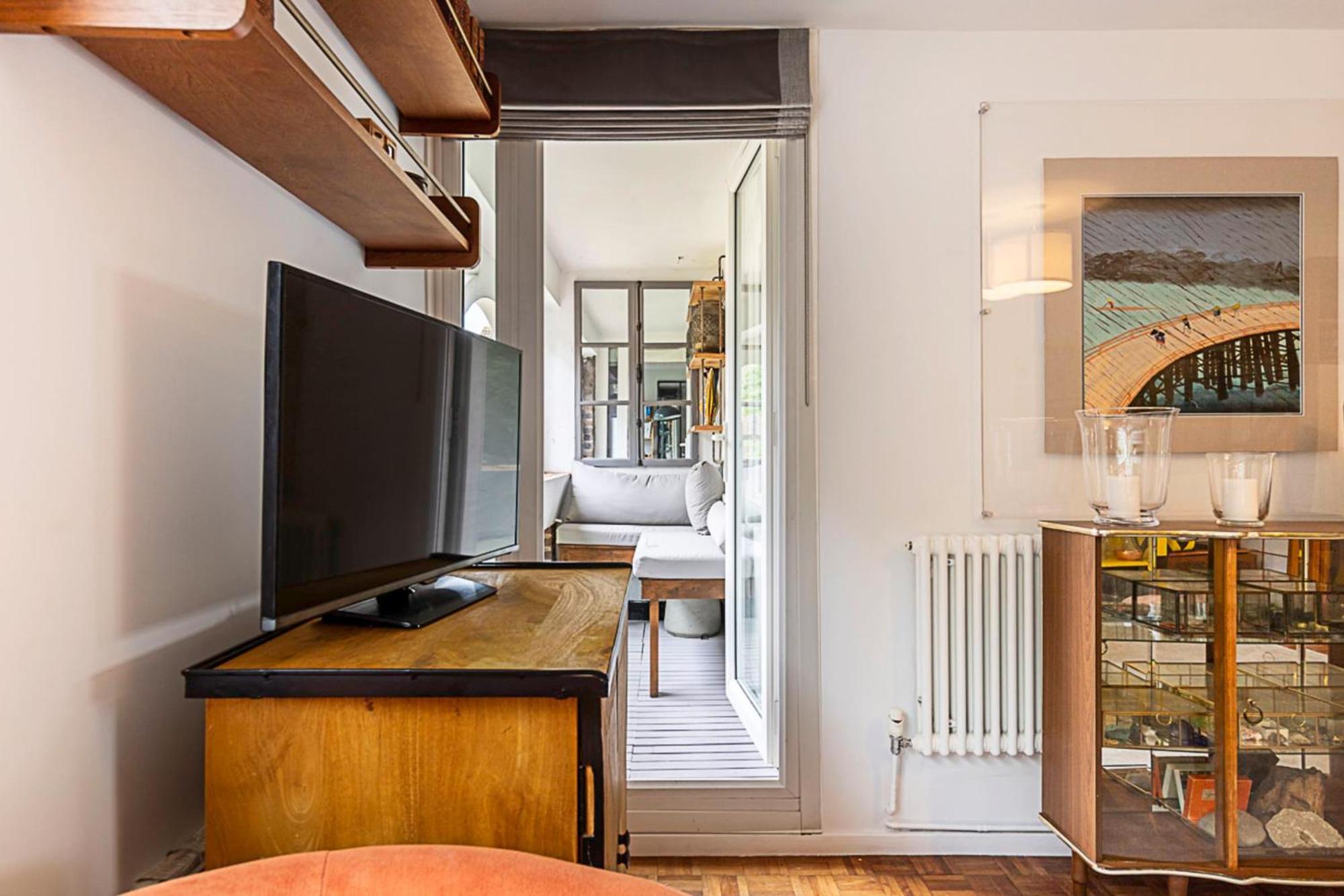 Bright Stepney Nest Apartment
