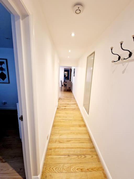 Charming Hyde Park Private With Back Patio By Lancaster Gate And Paddington Station Apartment *