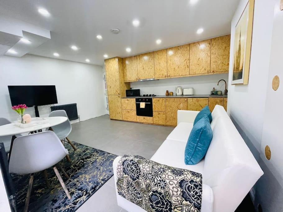 Beautiful House In Little Venice Holiday home London
