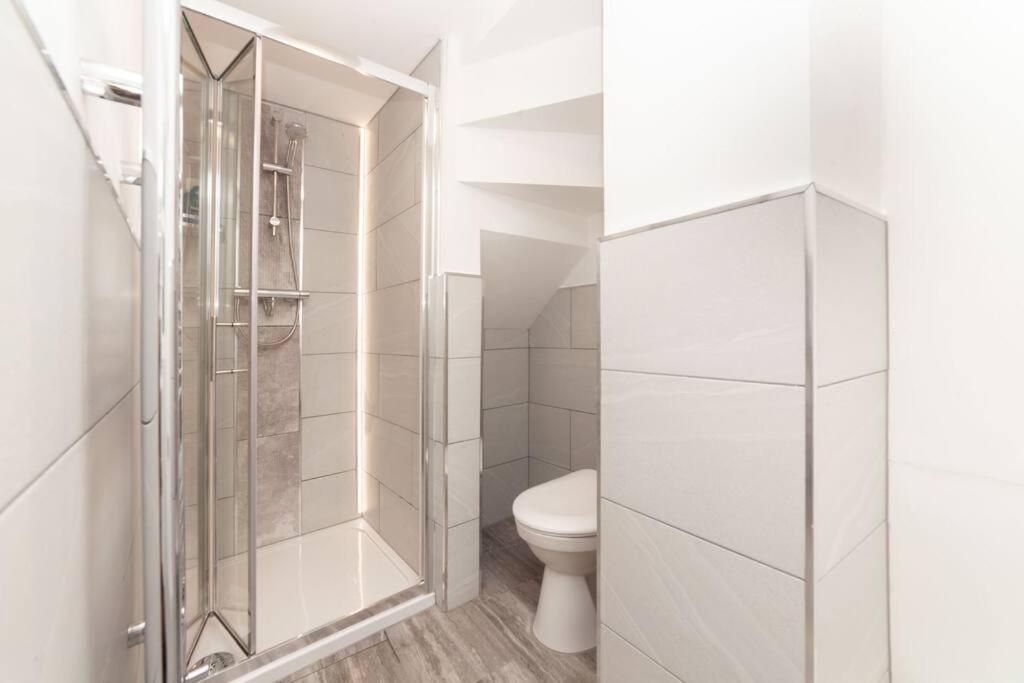 Modern 1 Bed Apartment, Own Garden! London