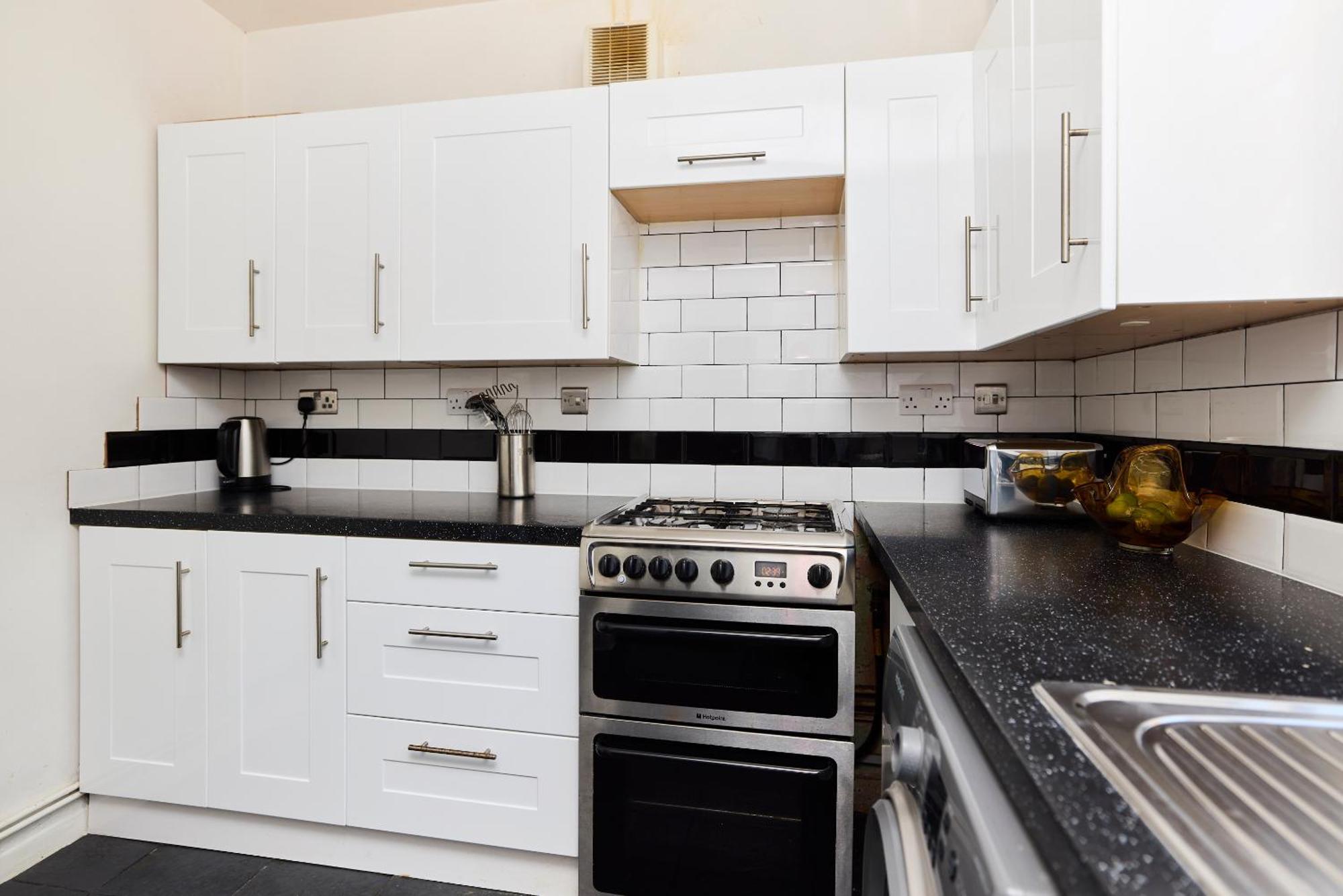 The Holloway Place - Modern 1bdr Flat With Balcony *