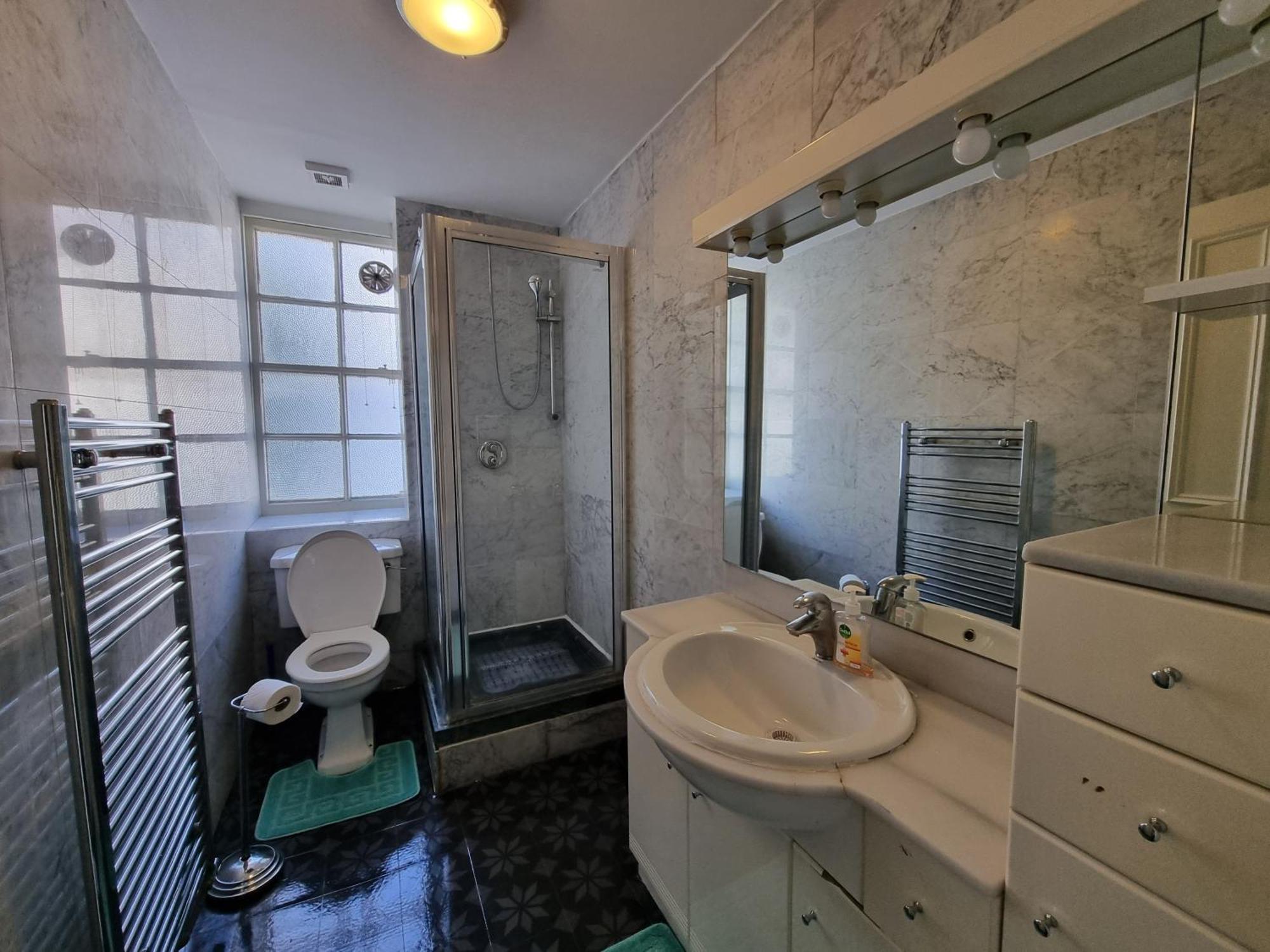 Apartment Budget Spacious Flat Fits 5 People In W2 *
