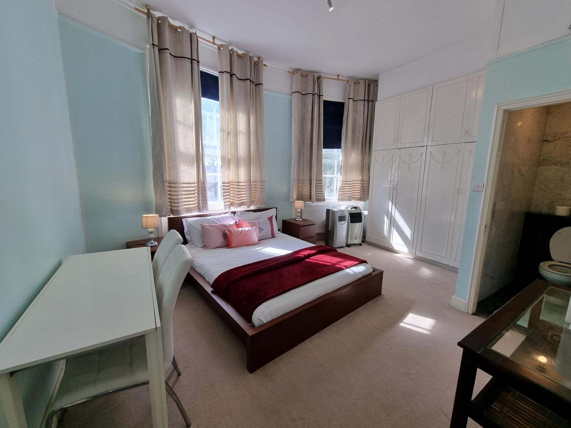 Budget Spacious Flat Fits 5 People In W2 *