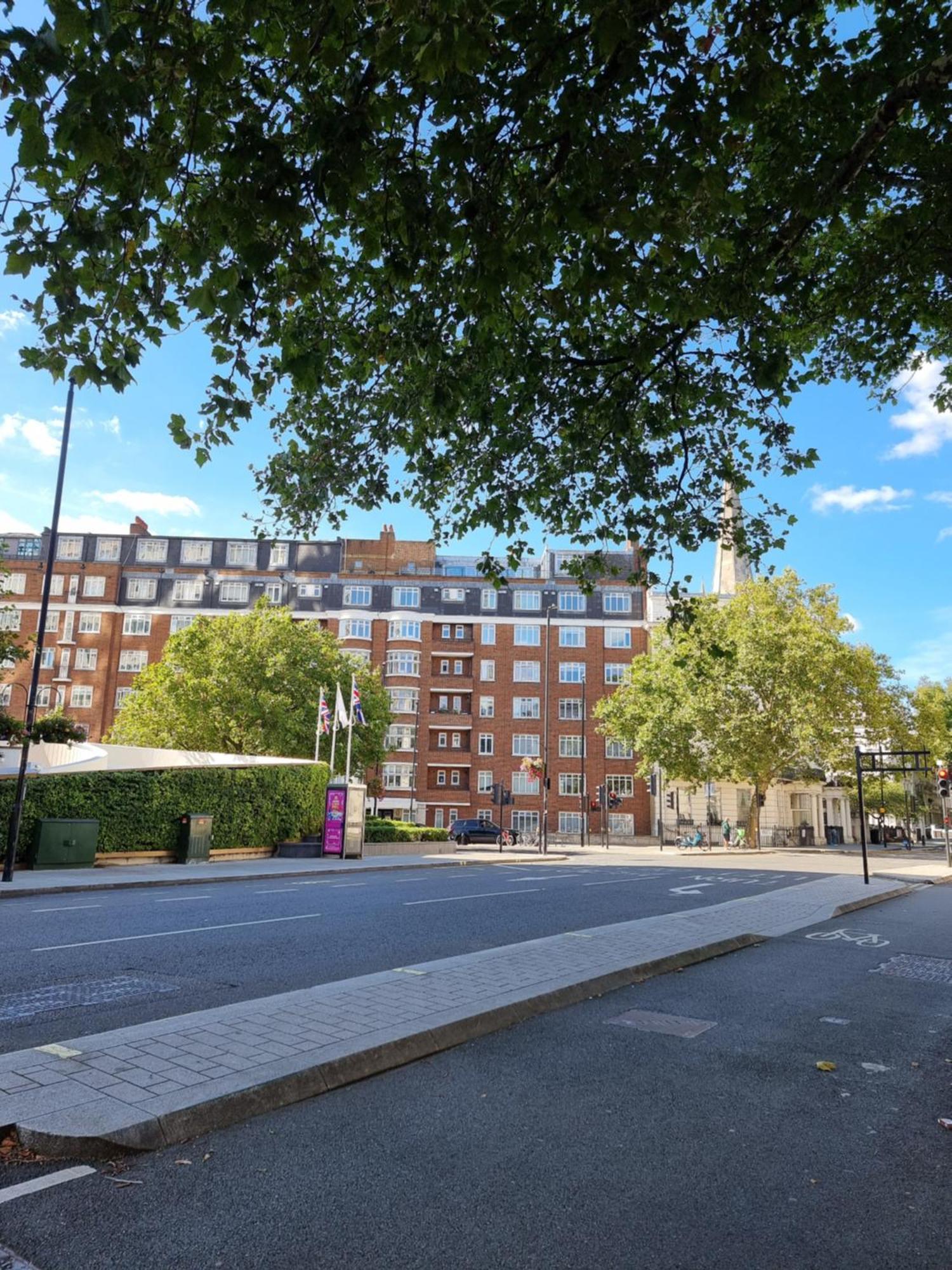 Budget Spacious Flat Fits 5 People In W2 Apartment *