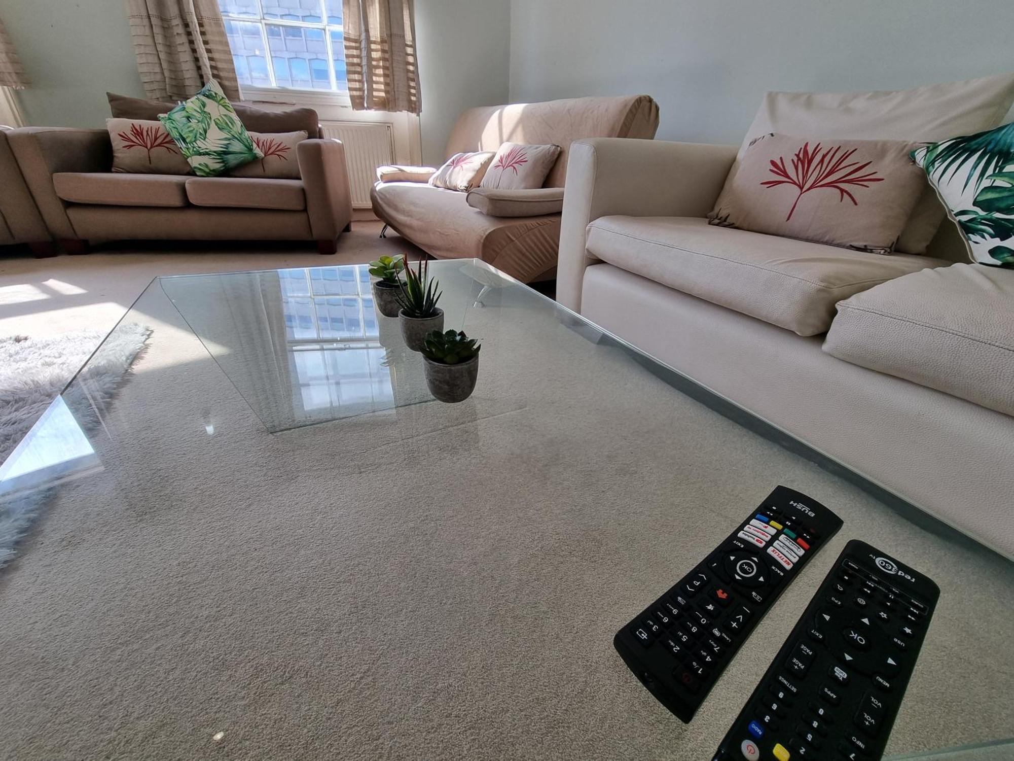 Budget Spacious Flat Fits 5 People In W2