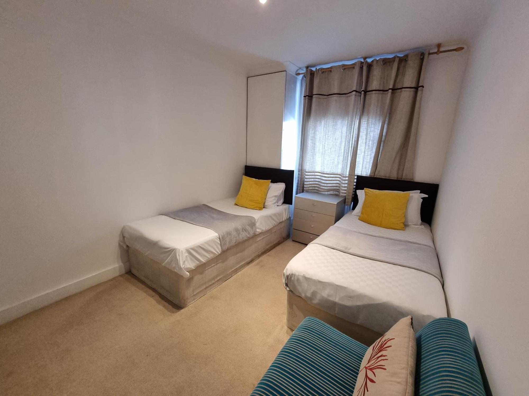 Budget Spacious Flat Fits 5 People In W2 Apartment