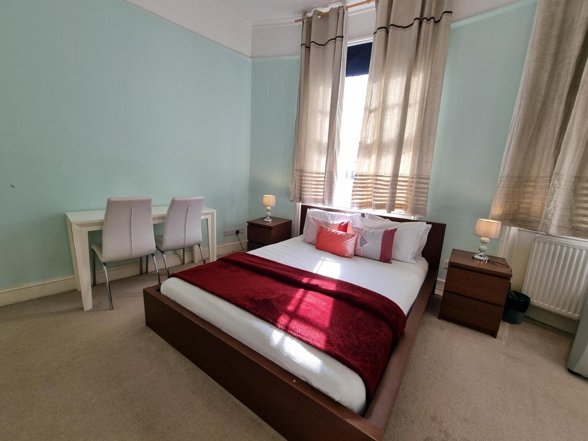 Budget Spacious Flat Fits 5 People In W2 Apartment London
