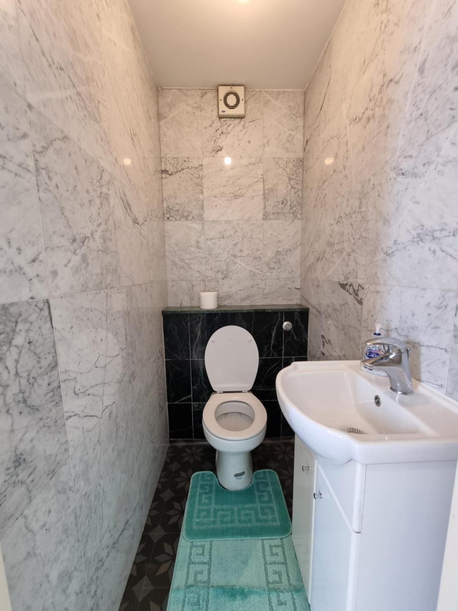 Budget Spacious Flat Fits 5 People In W2 *