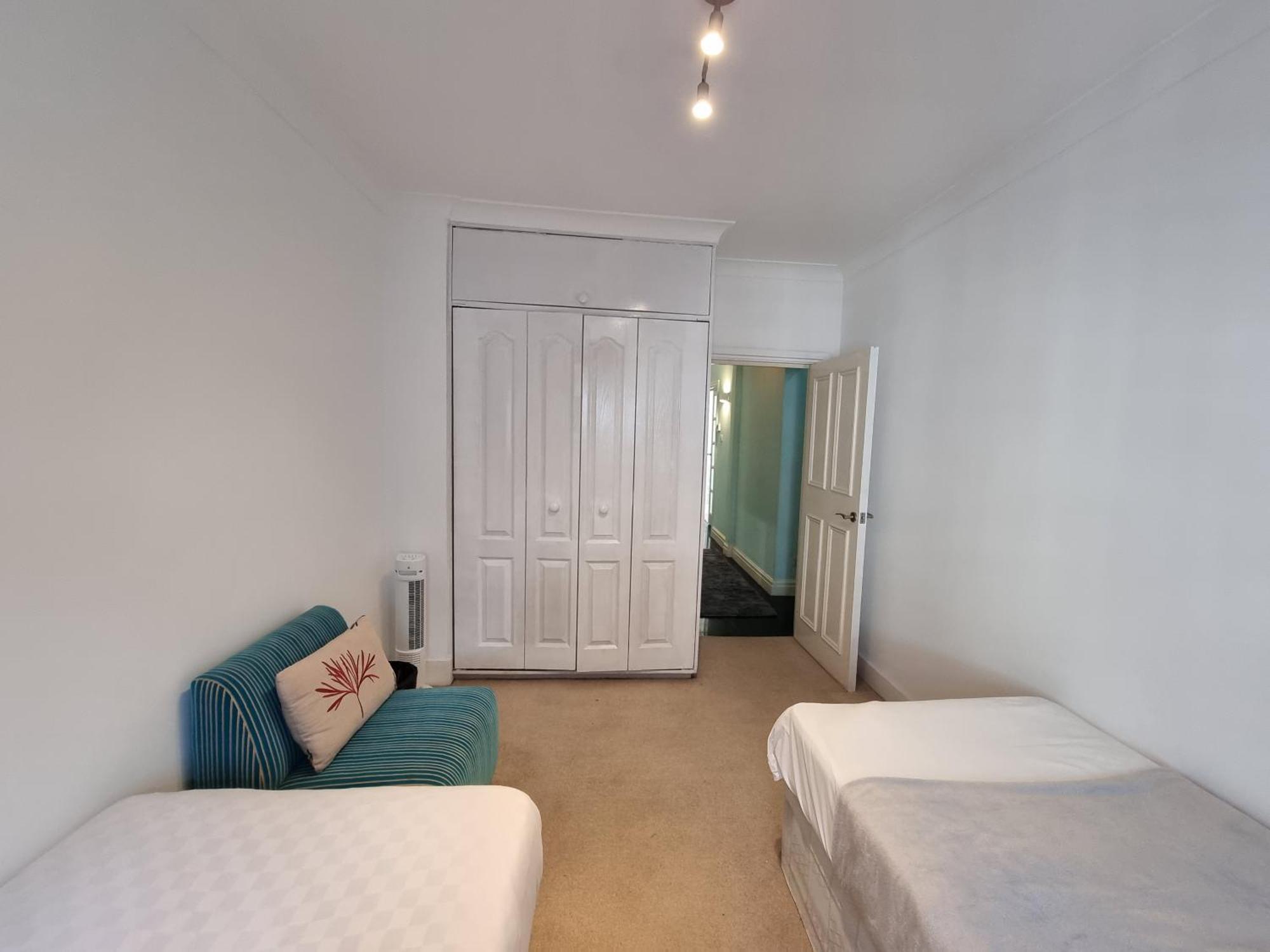 Budget Spacious Flat Fits 5 People In W2