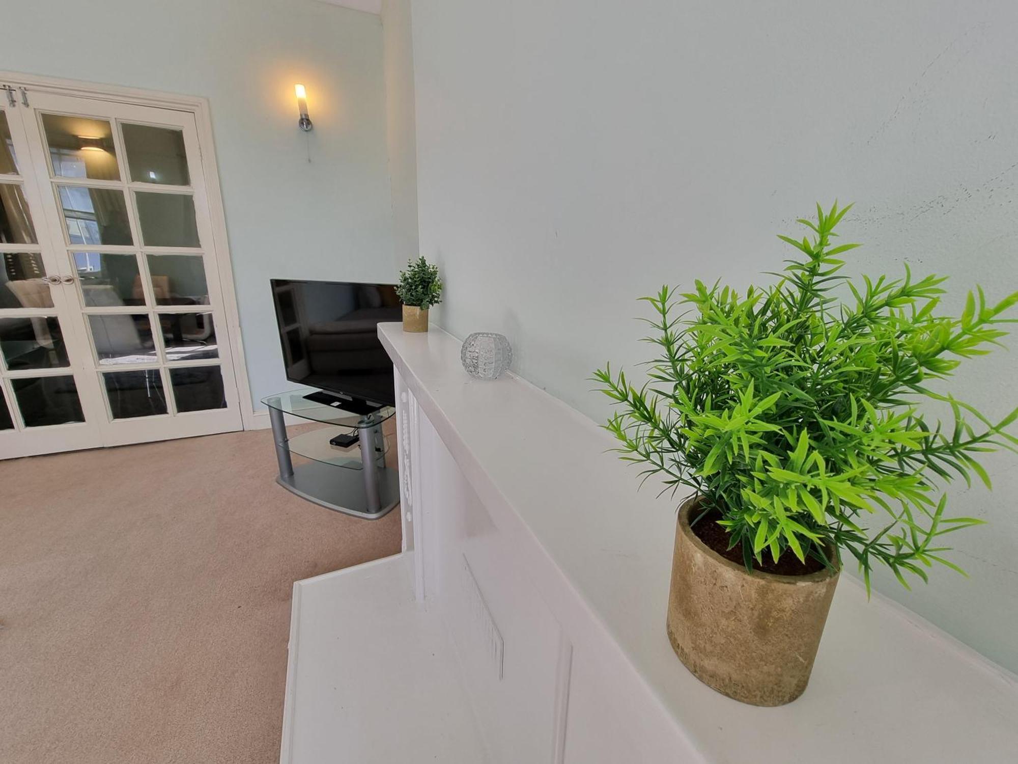 Apartment Budget Spacious Flat Fits 5 People In W2 *