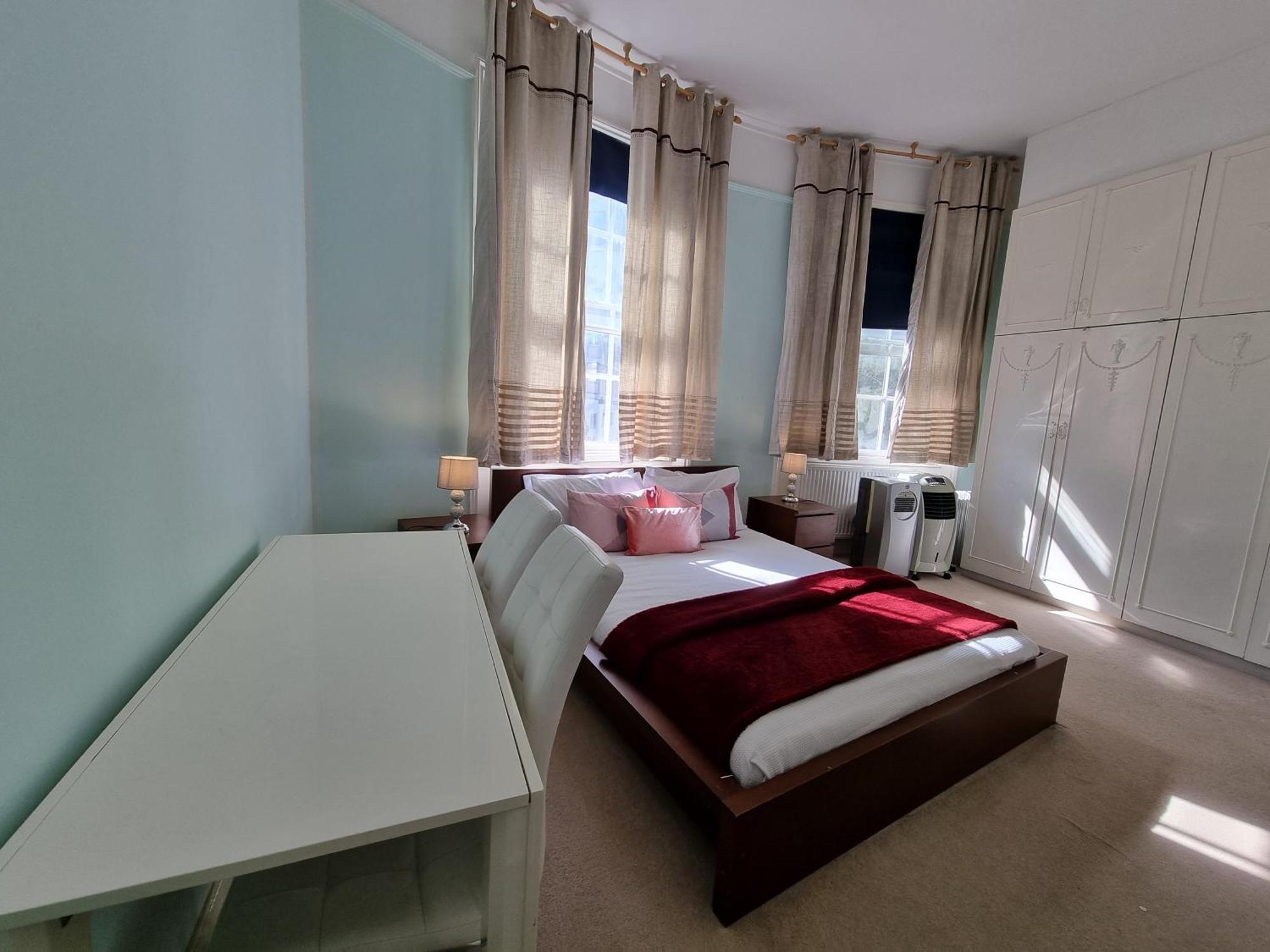 Apartment Budget Spacious Flat Fits 5 People In W2 London
