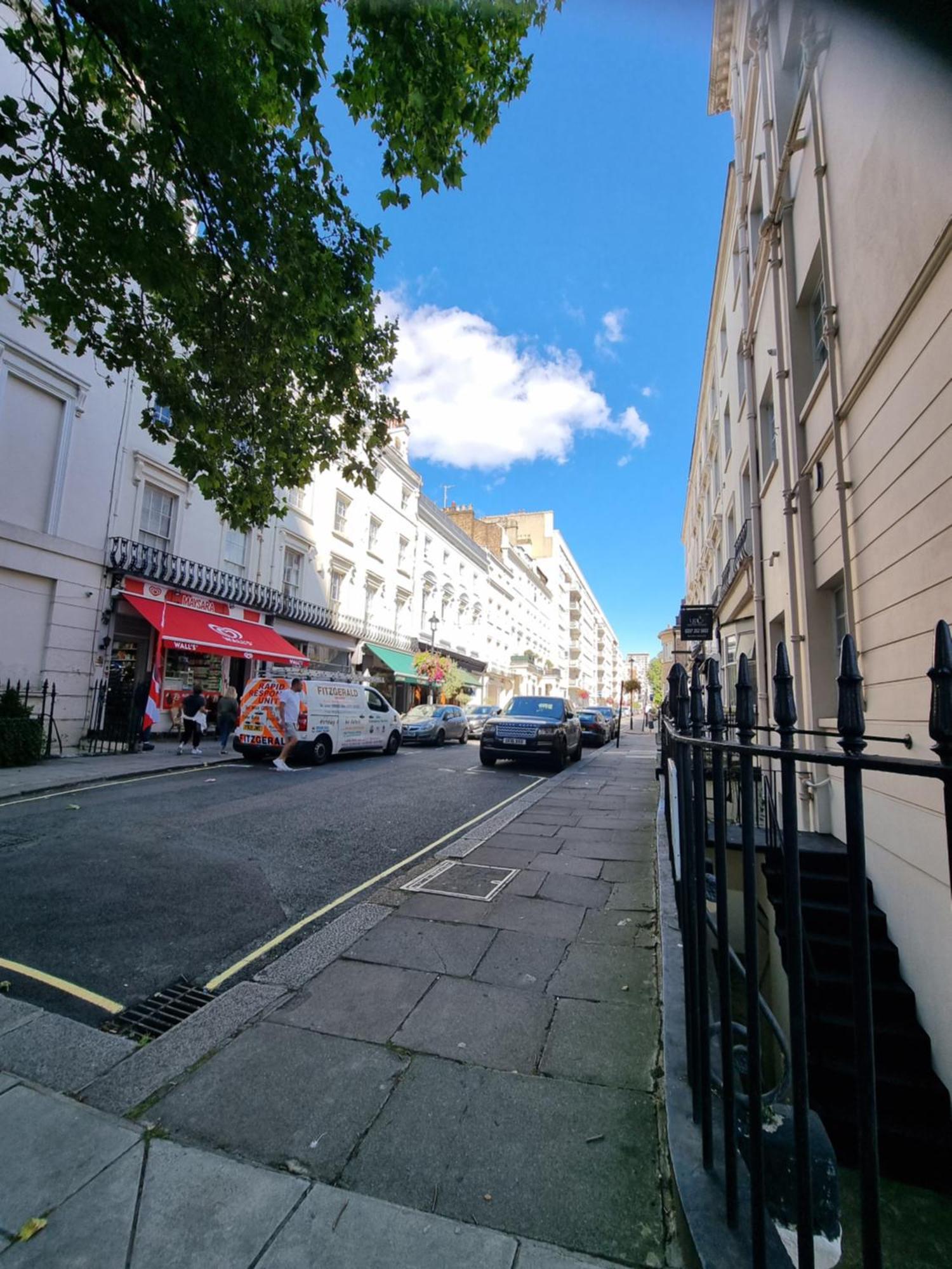 Budget Spacious Flat Fits 5 People In W2 *