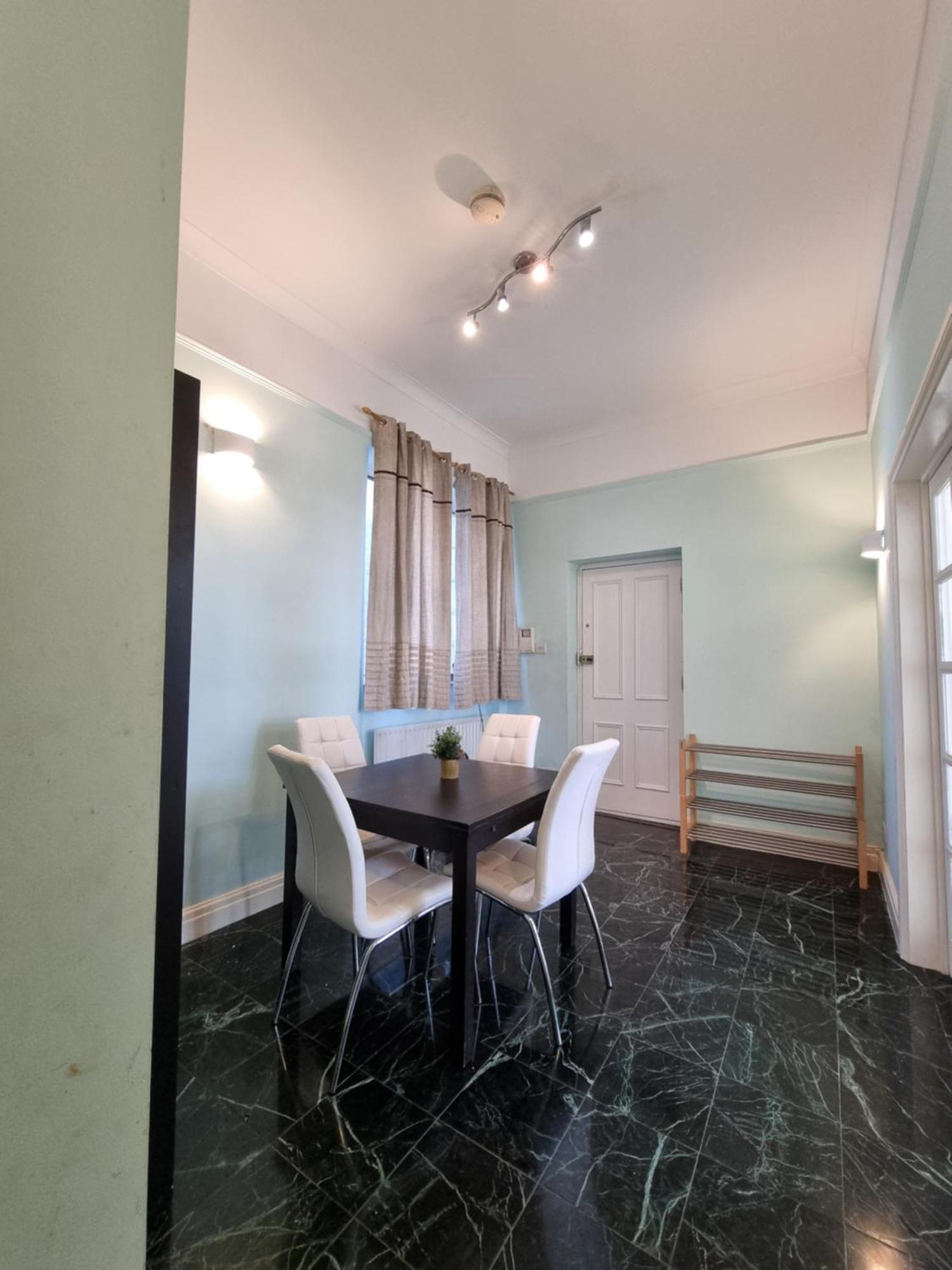 Budget Spacious Flat Fits 5 People In W2
