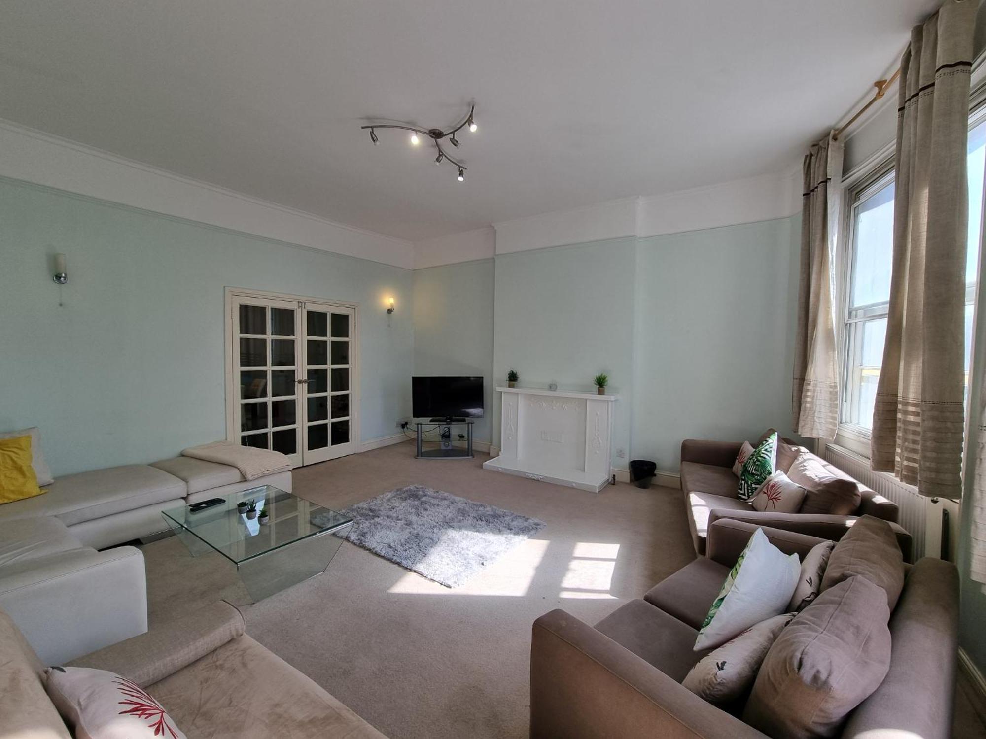 Budget Spacious Flat Fits 5 People In W2 Apartment London