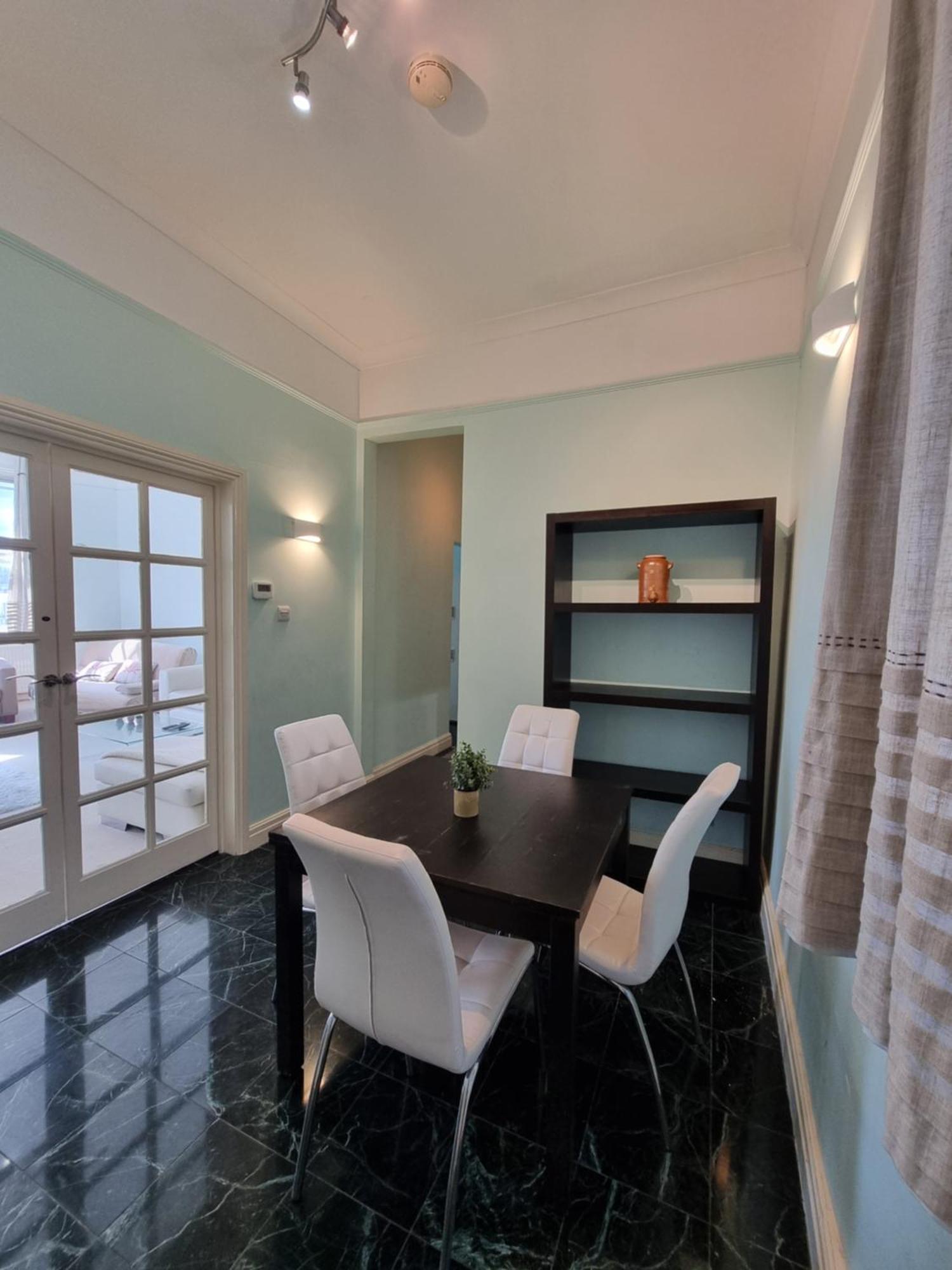 Budget Spacious Flat Fits 5 People In W2 *