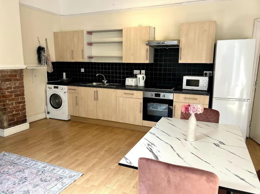 Spacious 2br Flat Near Hyde Park Apartment