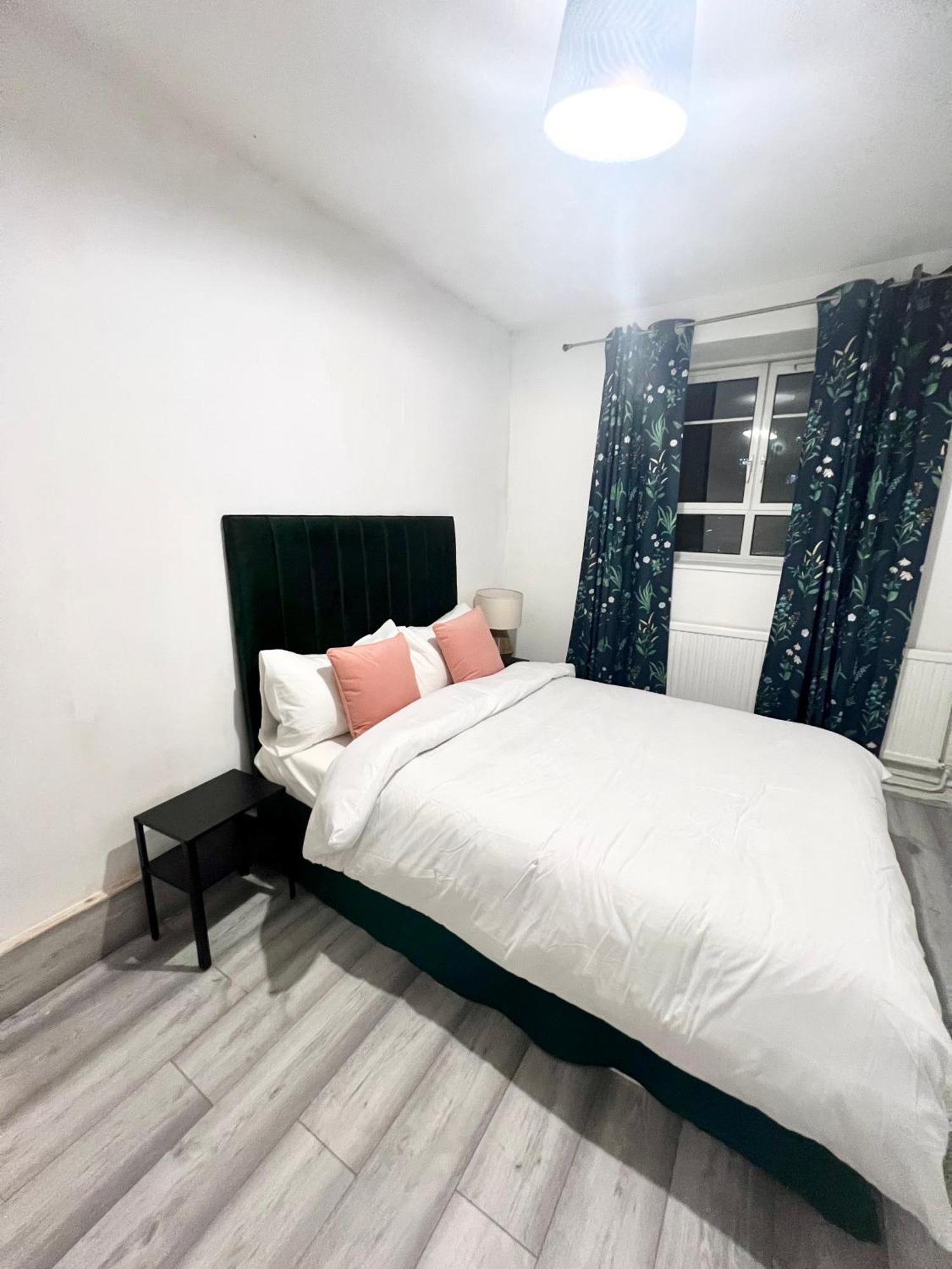 Appartement 2 Bedroom Flat With Balcony In White City, Hammersmith Londen