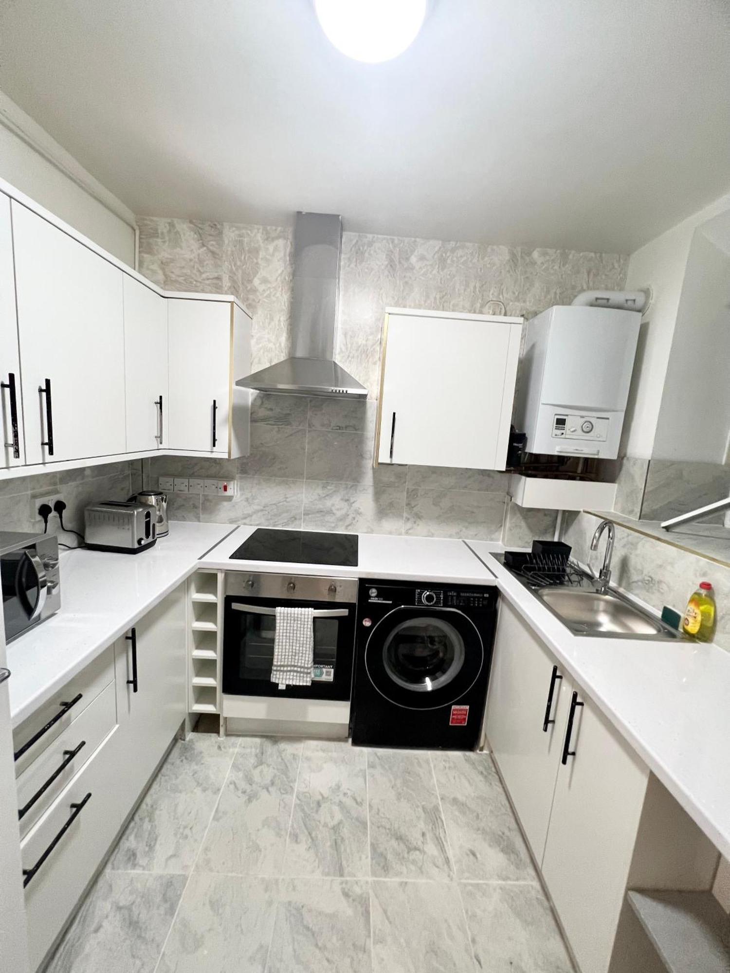 2 Bedroom Flat With Balcony In White City, Hammersmith Appartement Londen