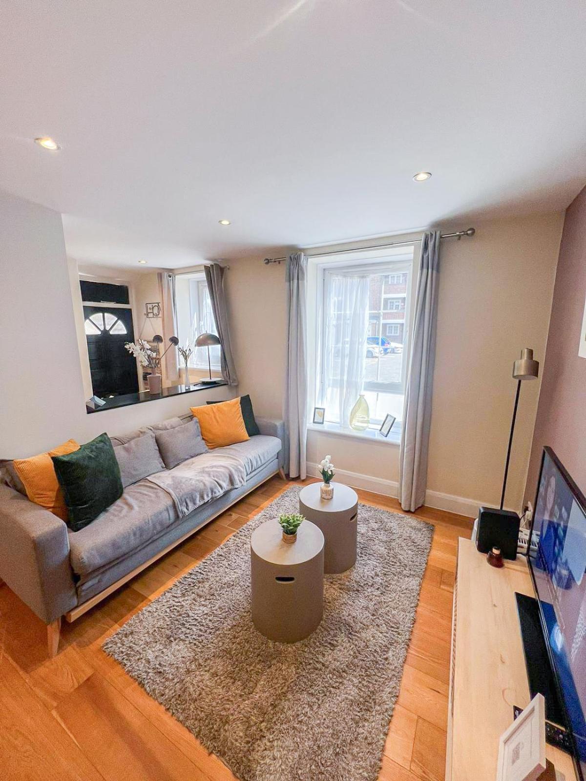 Refined 2 Bedroom Flat Few Steps From The Oval Apartment