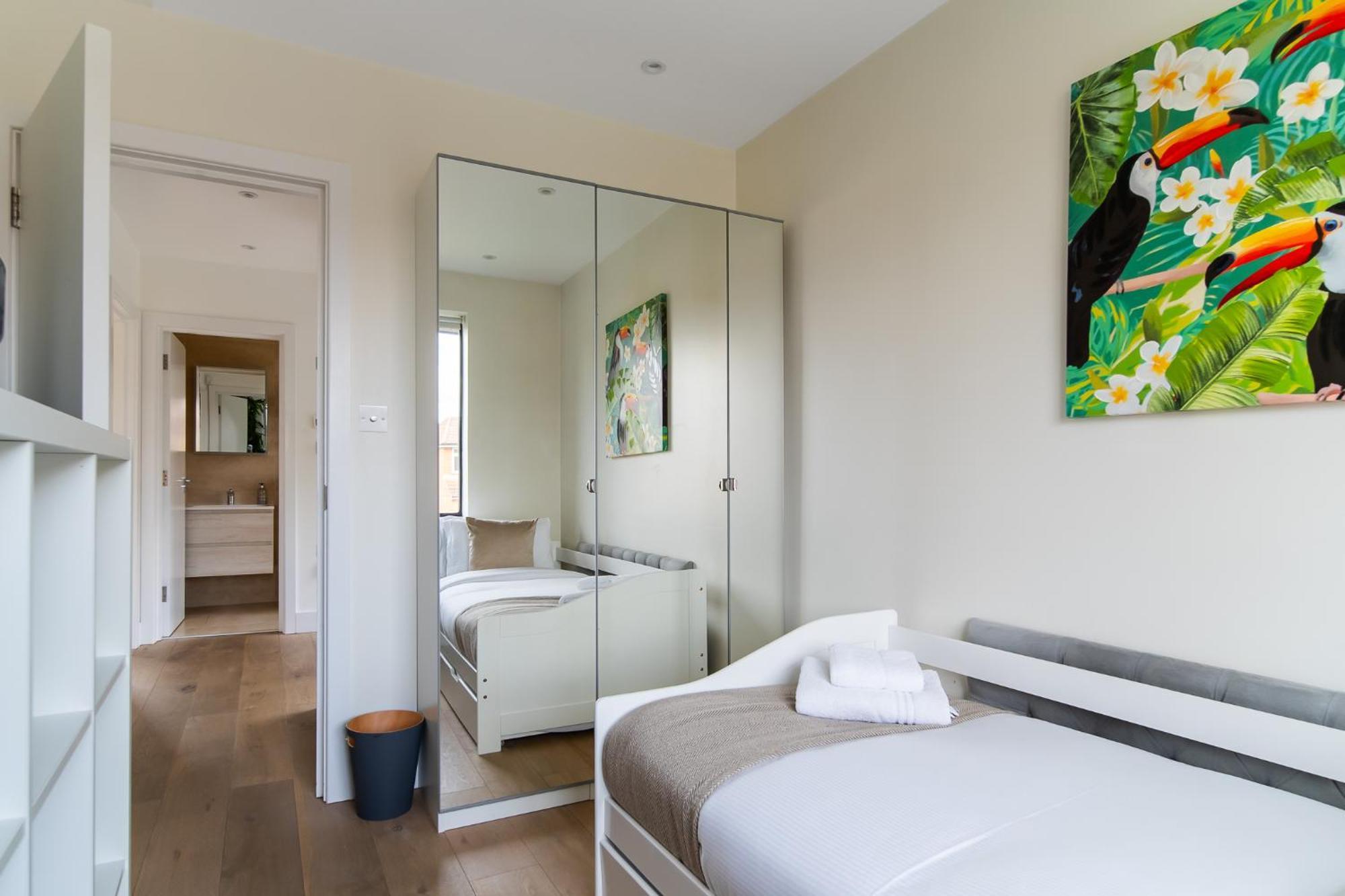 4 Bed 4 Bath House By Livestay Short Lets & Serviced With Parking, Jacuzzi & Garden * London