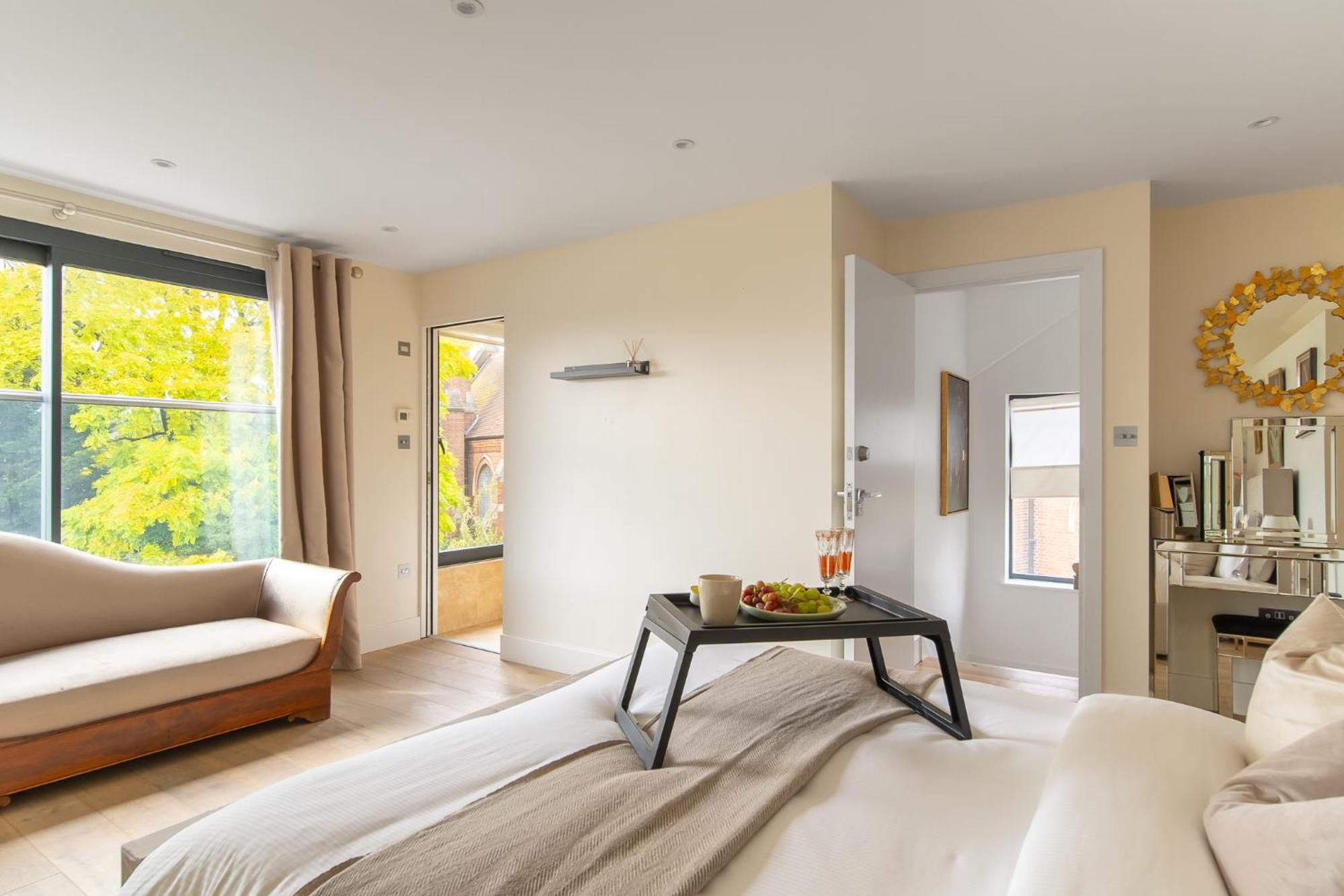 Holiday home 4 Bed 4 Bath House By Livestay Short Lets & Serviced With Parking, Jacuzzi & Garden *