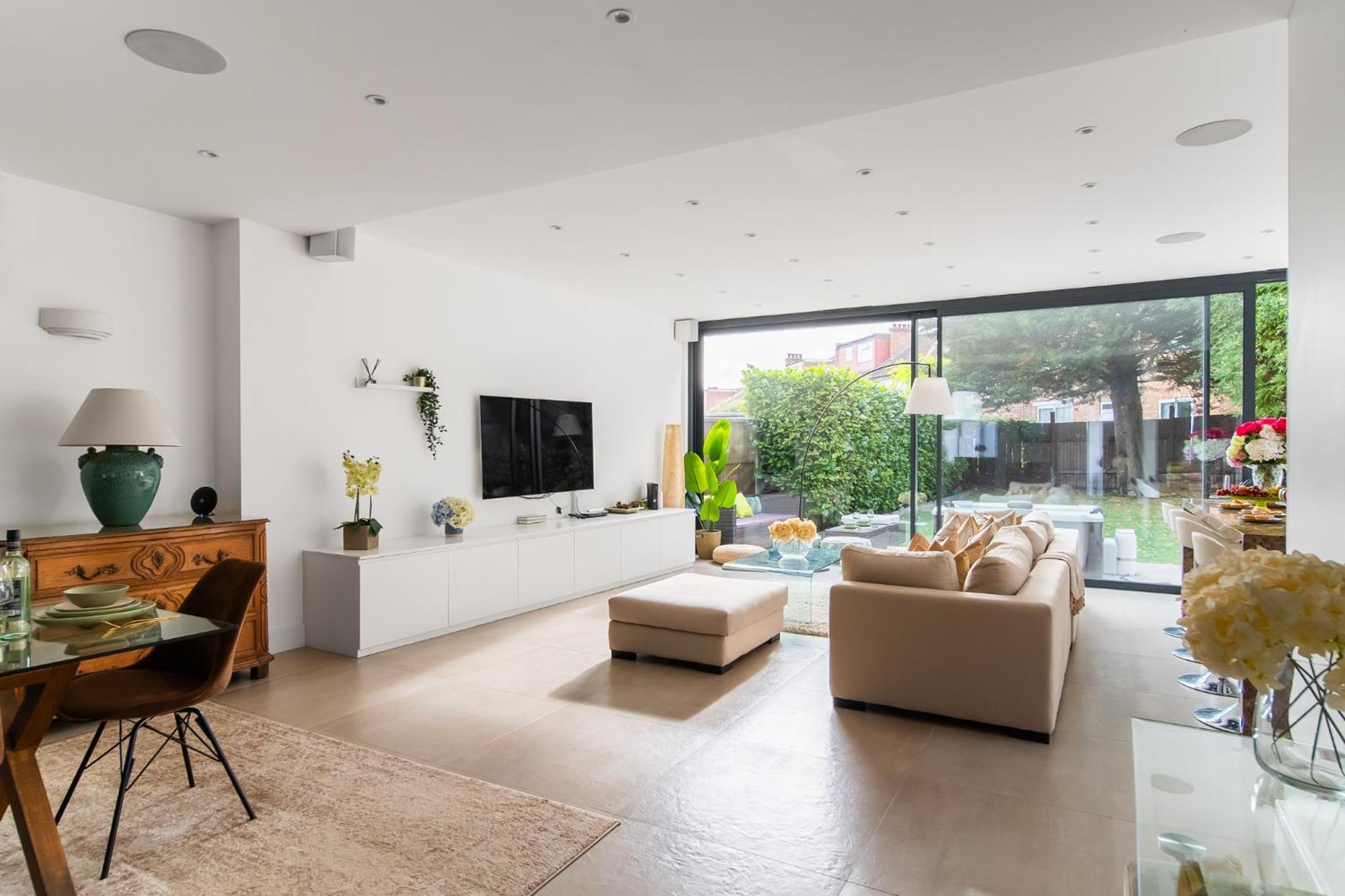 4 Bed 4 Bath House By Livestay Short Lets & Serviced With Parking, Jacuzzi & Garden