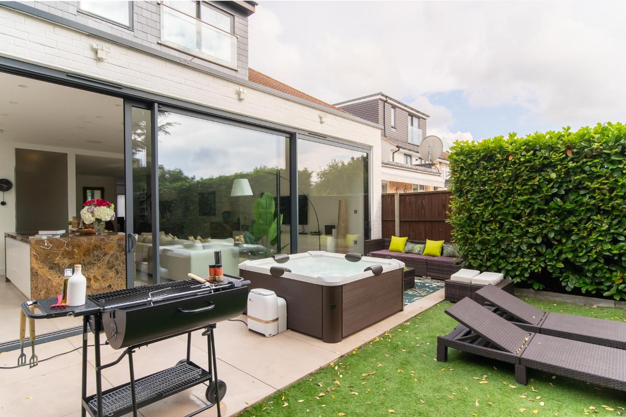 4 Bed 4 Bath House By Livestay Short Lets & Serviced With Parking, Jacuzzi & Garden Holiday home London